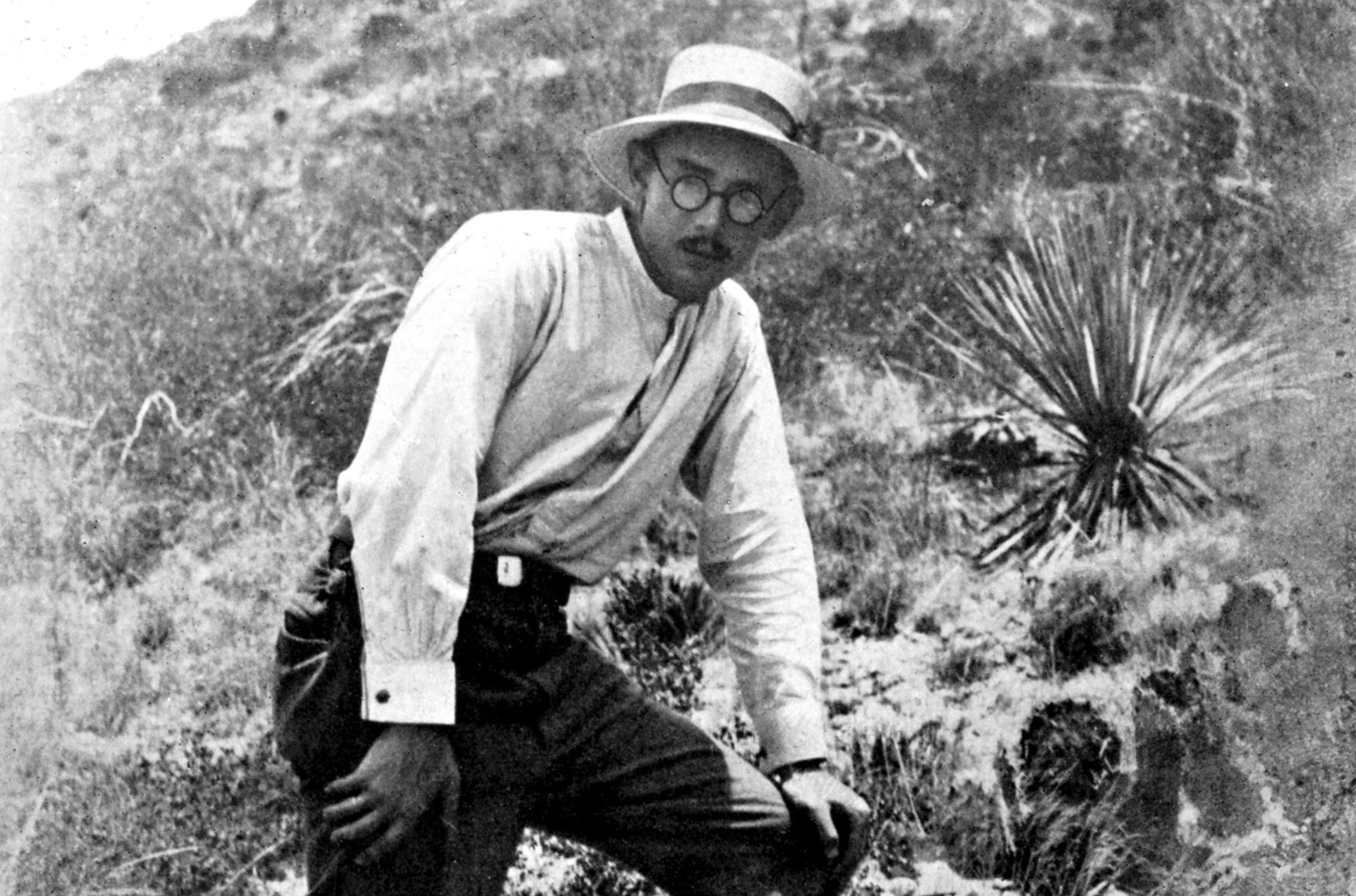 Godsejer Frederik Marcus Knuth, en pionér indenfor kaktusdyrkning, portrætteres i bog af Lene Floris - her fotograferet i Mexico i 1928. .