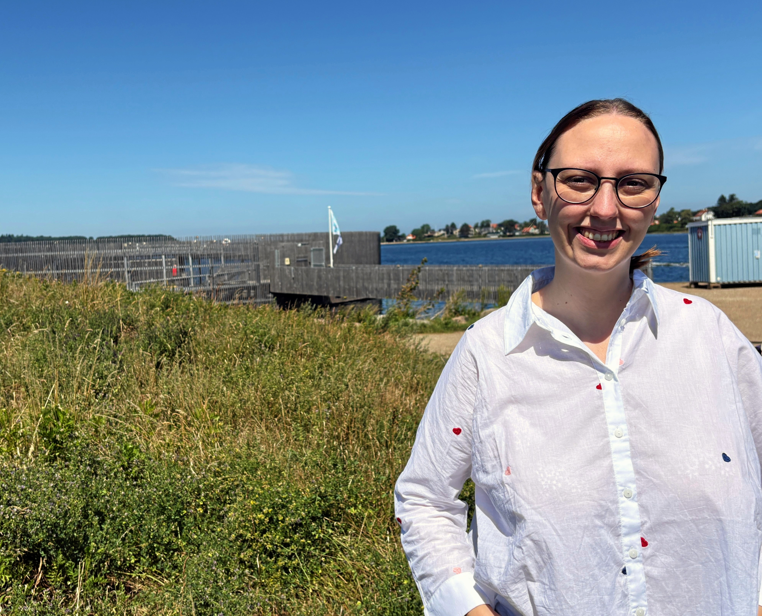 Socialdemokratiets nyudnævnte miljøordfører - Fie Hækkerup er bekymret for fjordenes tilstand. Her ved Frederikssund Havnebad i Roskilde Fjord, hvor hun understreger, at muslingeskrab ikke finder sted. Det gør det derimod i Isefjorden, nogle år endnu.