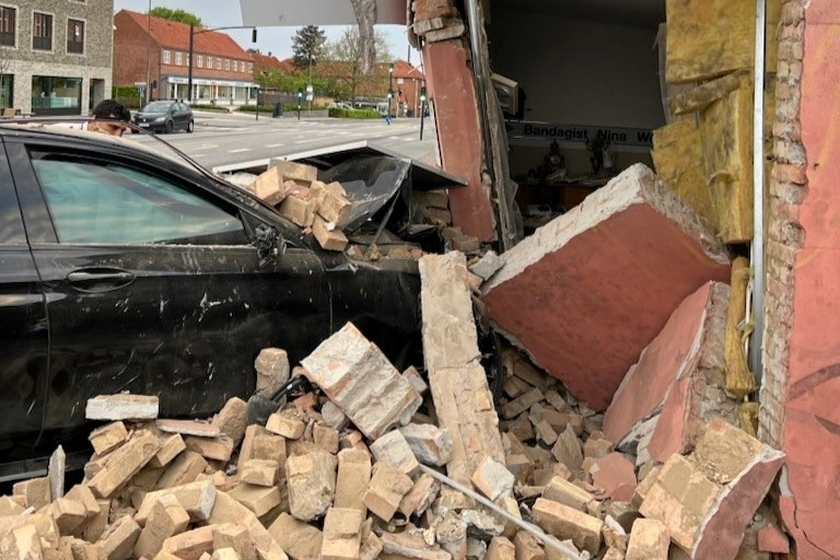 Både bil og bygning på Usserød Kongevej i Hørsholm blev ødelagt ved sammenstødet søndag morgen den 14. maj 2023.