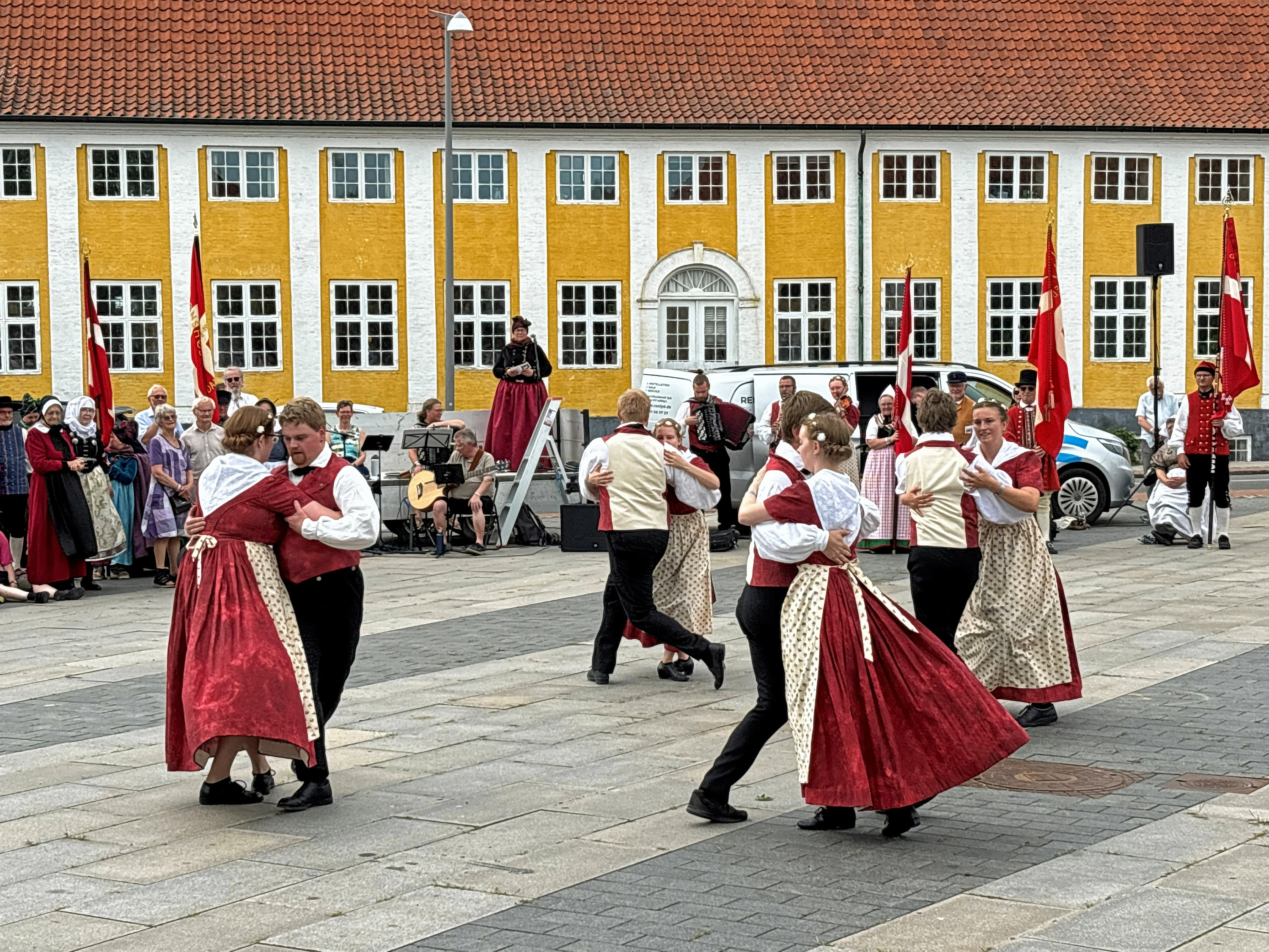 Kalundborg er i år vært for Landsstævnet for folkedansere og spillemænd 2026, der mandag eftermiddag officielt blev åbnet på Klostertorvet.