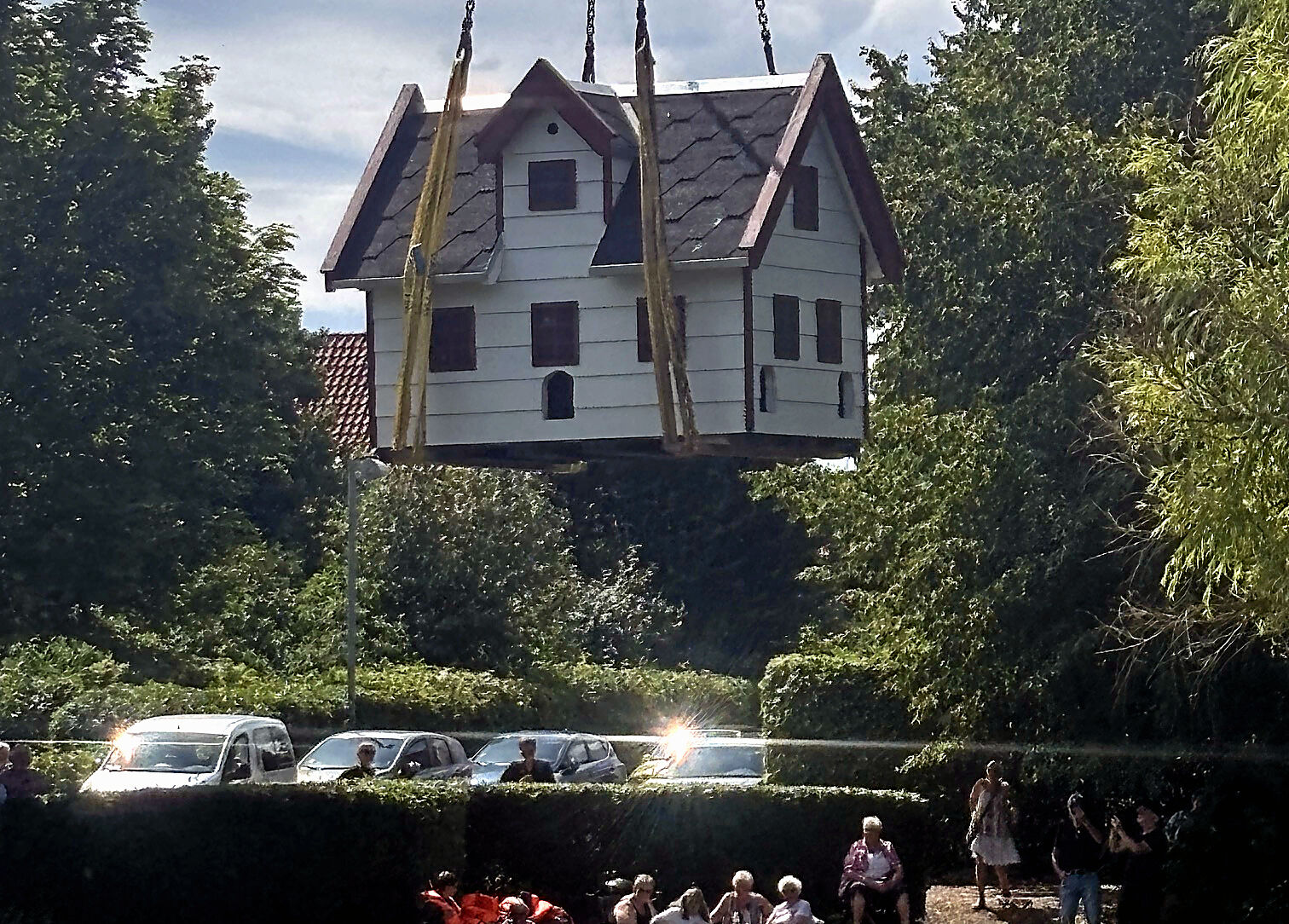 Der skulle en kranvogn til at få løftet det nye andebo på plads på øen i gadekæret.