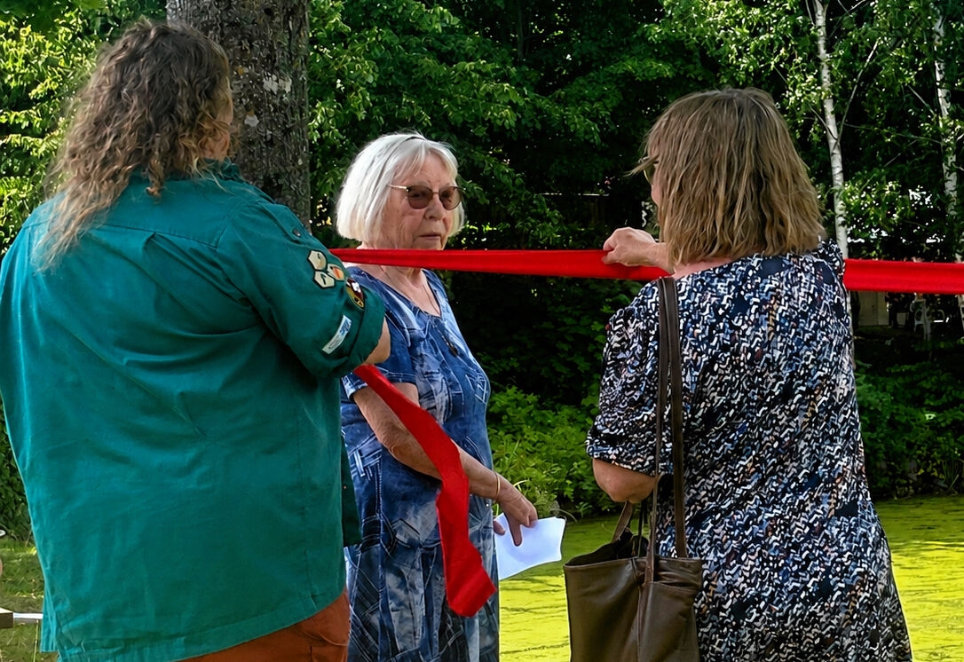 Else, der deler årgang med det første andebo i gadekæret, holdt tale og løsnede sløjfen om det nye andebo. - Presse Else, der deler årgang med det første andebo i gadekæret, holdt tale og løsnede sløjfen om det nye andebo.