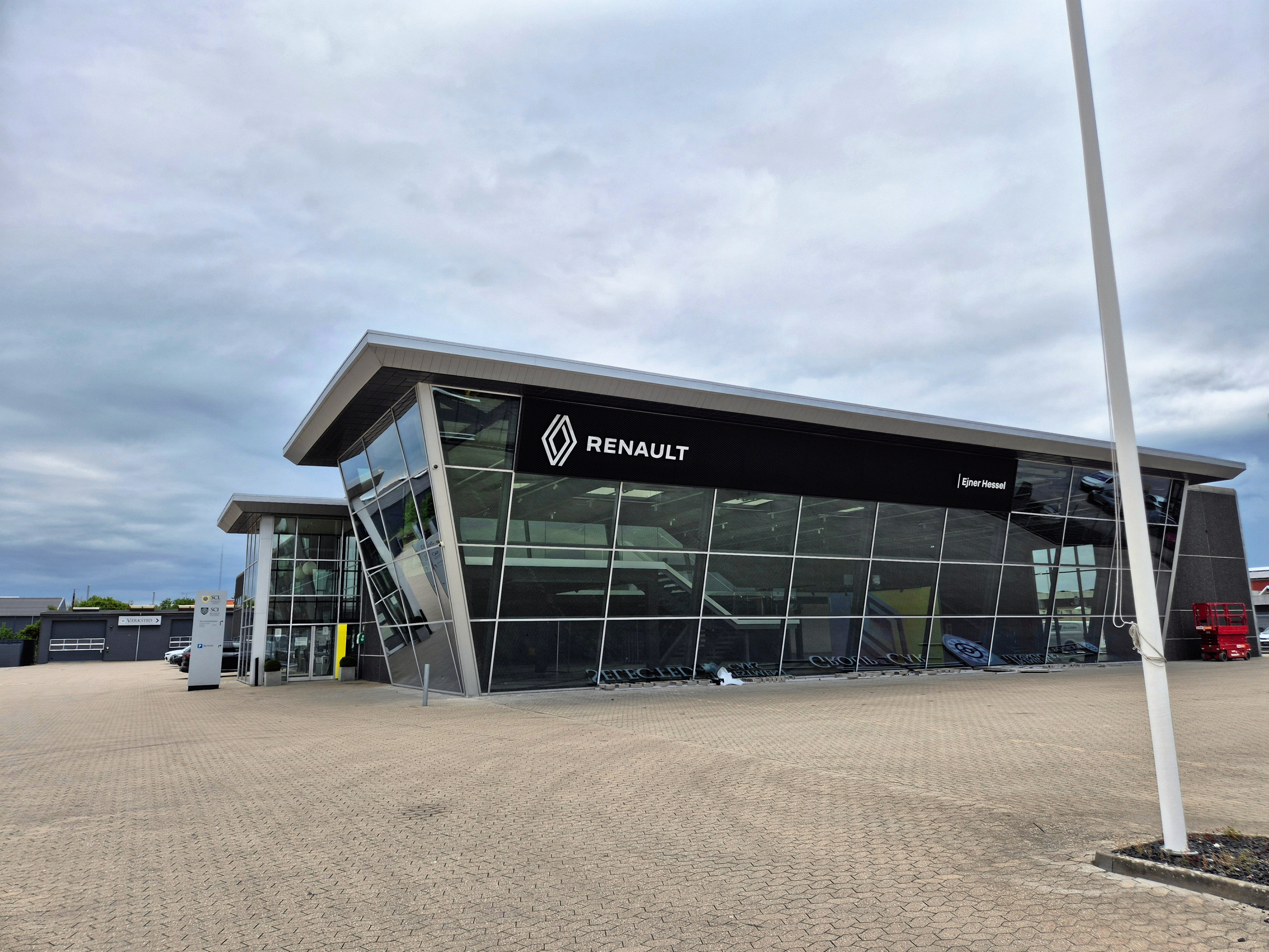 De nye skilte på facaden vidner om sommerens udskiftning i lokalerne på Tangmosevej, hvor Selected Car leasing er på vej ud og Ejner Hessel er på vej ind.