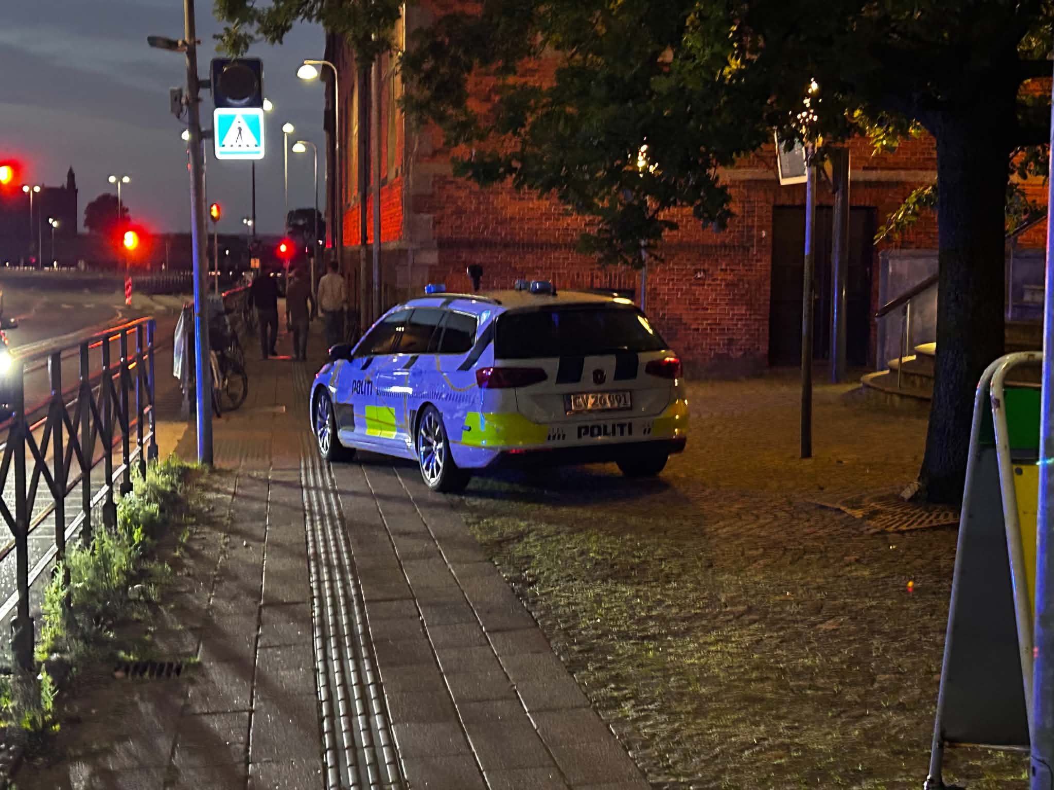 Politiet arbejdede sent mandag ved stationen.