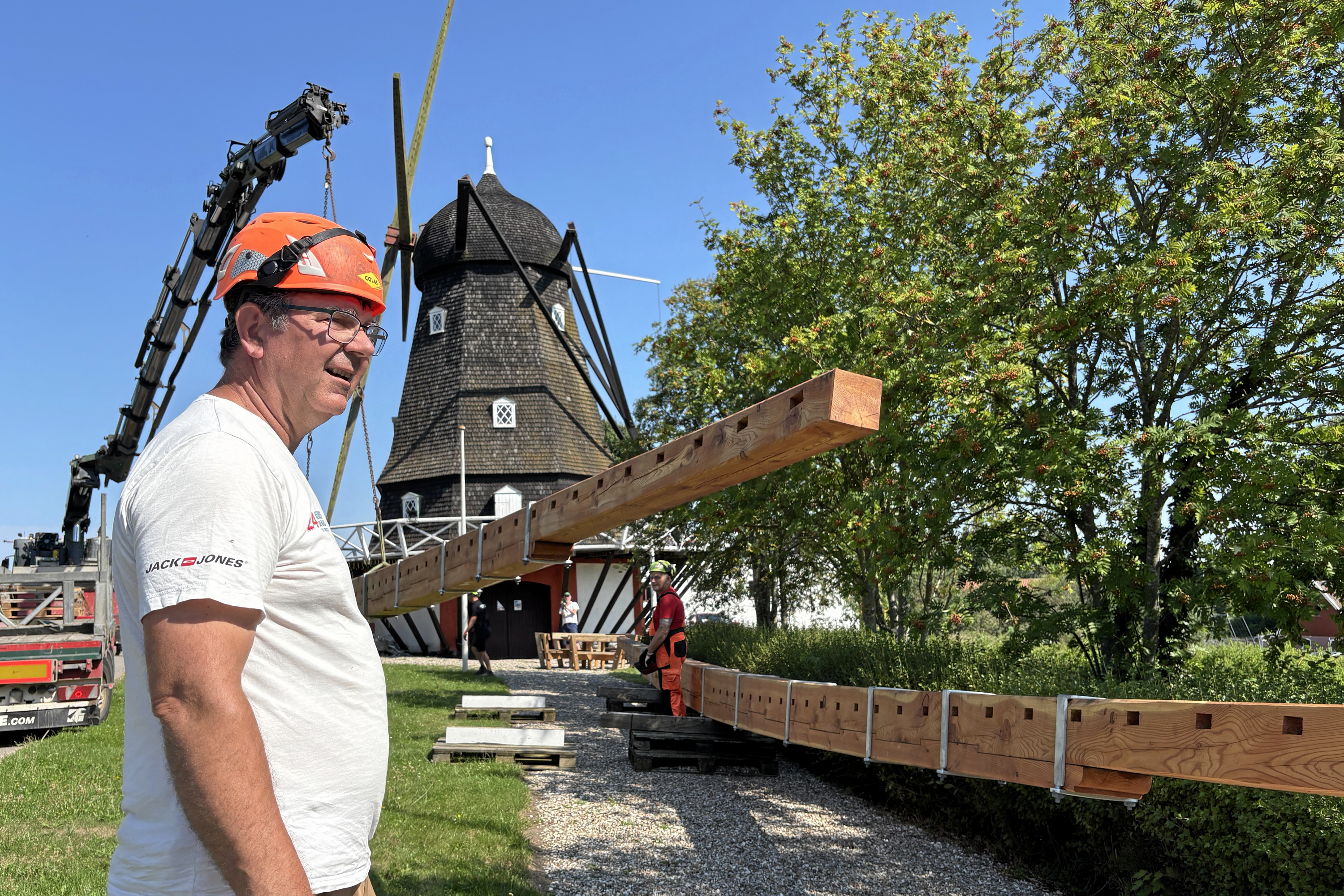 Der er gået tre år siden lærketræerne blev fældet. Nu er de forvandlet til møllevinger og klar til at blive sat op på Nr. Jernløse Mølle. Det er møllebyggerne Kristian Lund, Holbæk (billedet) og Jørn Nilsson, Løve, der har stået for træværkets forvandling.