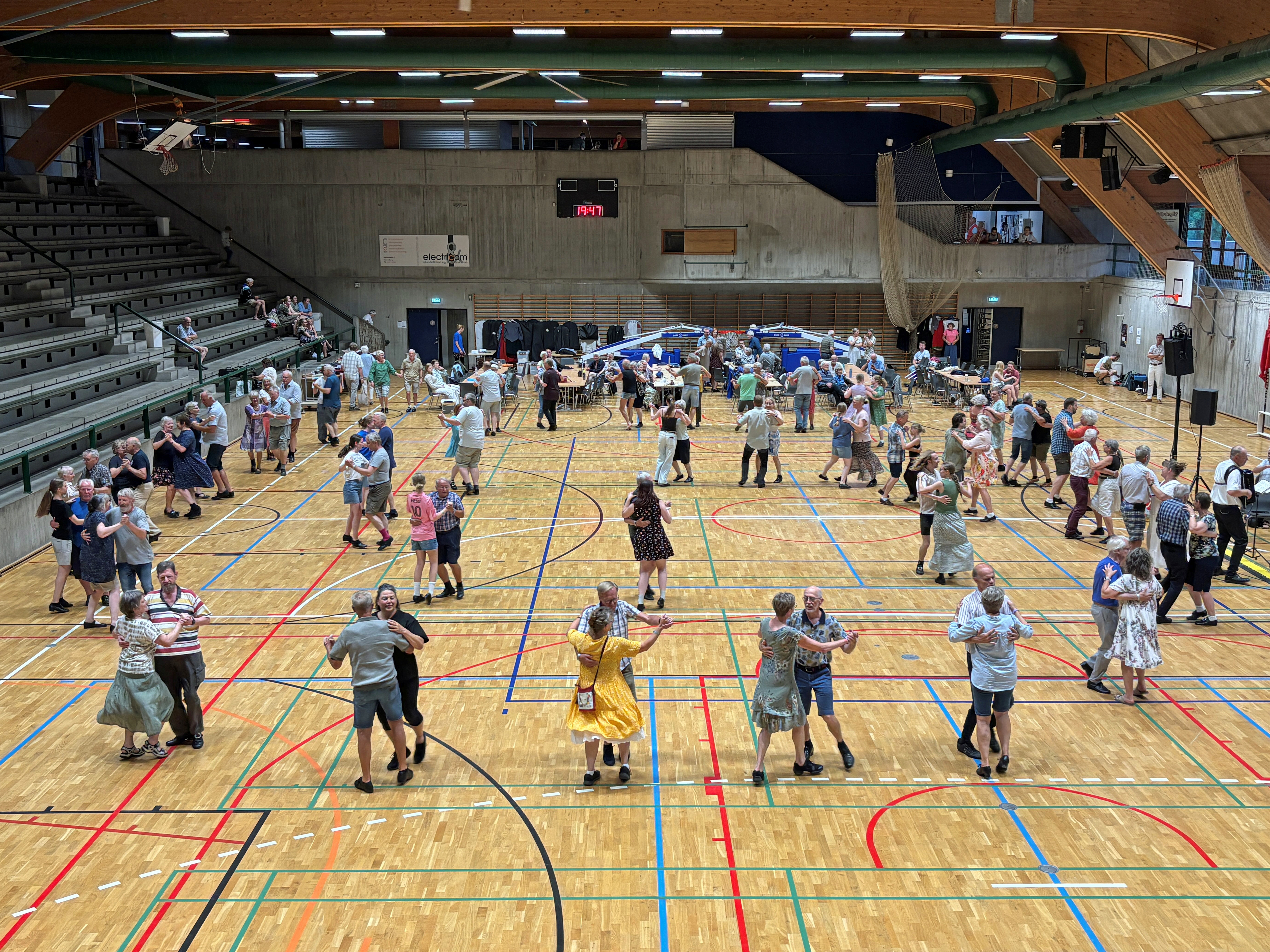 Mandag aften mødtes folkedansere og spillemænd til "legestue" i Kalundborg Hallerne. Trods varmen holdt man sig ikke tilbage på dansegulvet, og for de virkelig aktive var der musik helt til klokken 01.30.