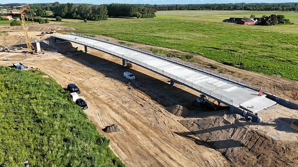 Det øverste lag asfalt nu er lagt på den nye bro, der i fremtiden skal føre Kalundborgvej over Kalundborgmotorvejen.