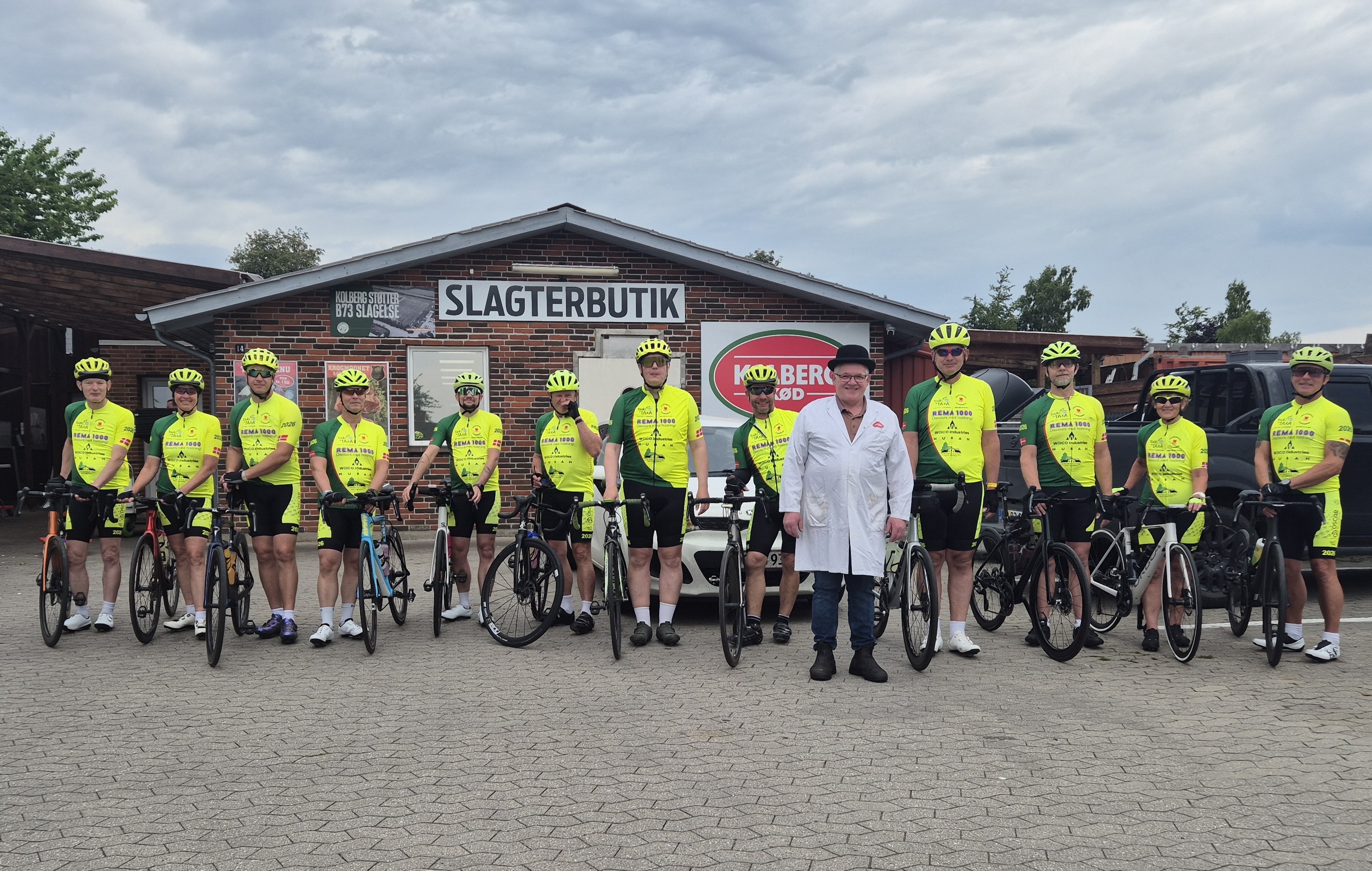Tour de Taxa holdet fotograferet under et sponsorbesøg hos Kolberg Kød i Slagelse.