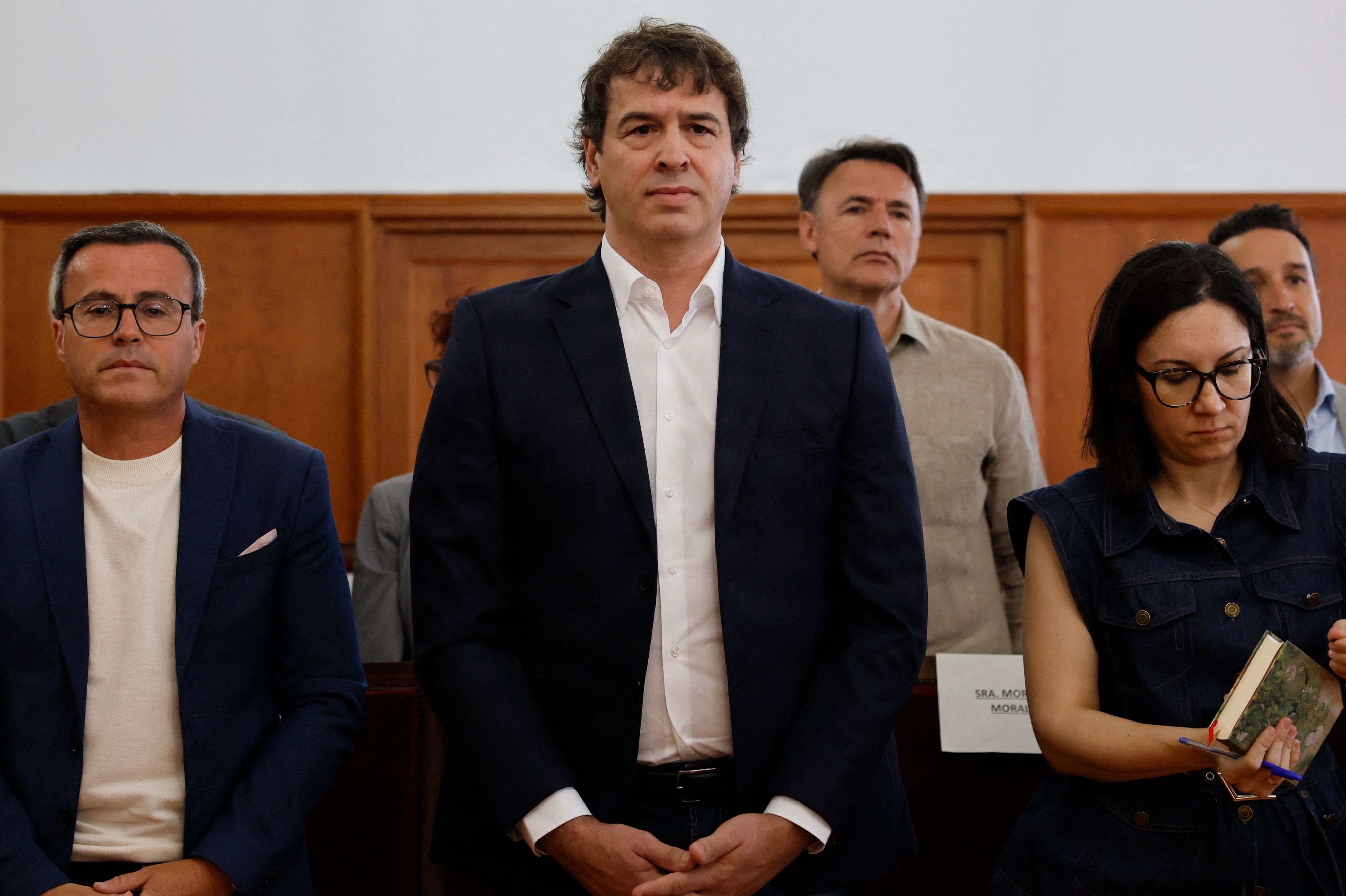 David Sánchez (i midten), som er bror til den spanske premierminister, Pedro Sánchez, er kendt skyldig i medvirken til ulovligt at have oprettet en stilling til sig selv. (Arkivfoto).
