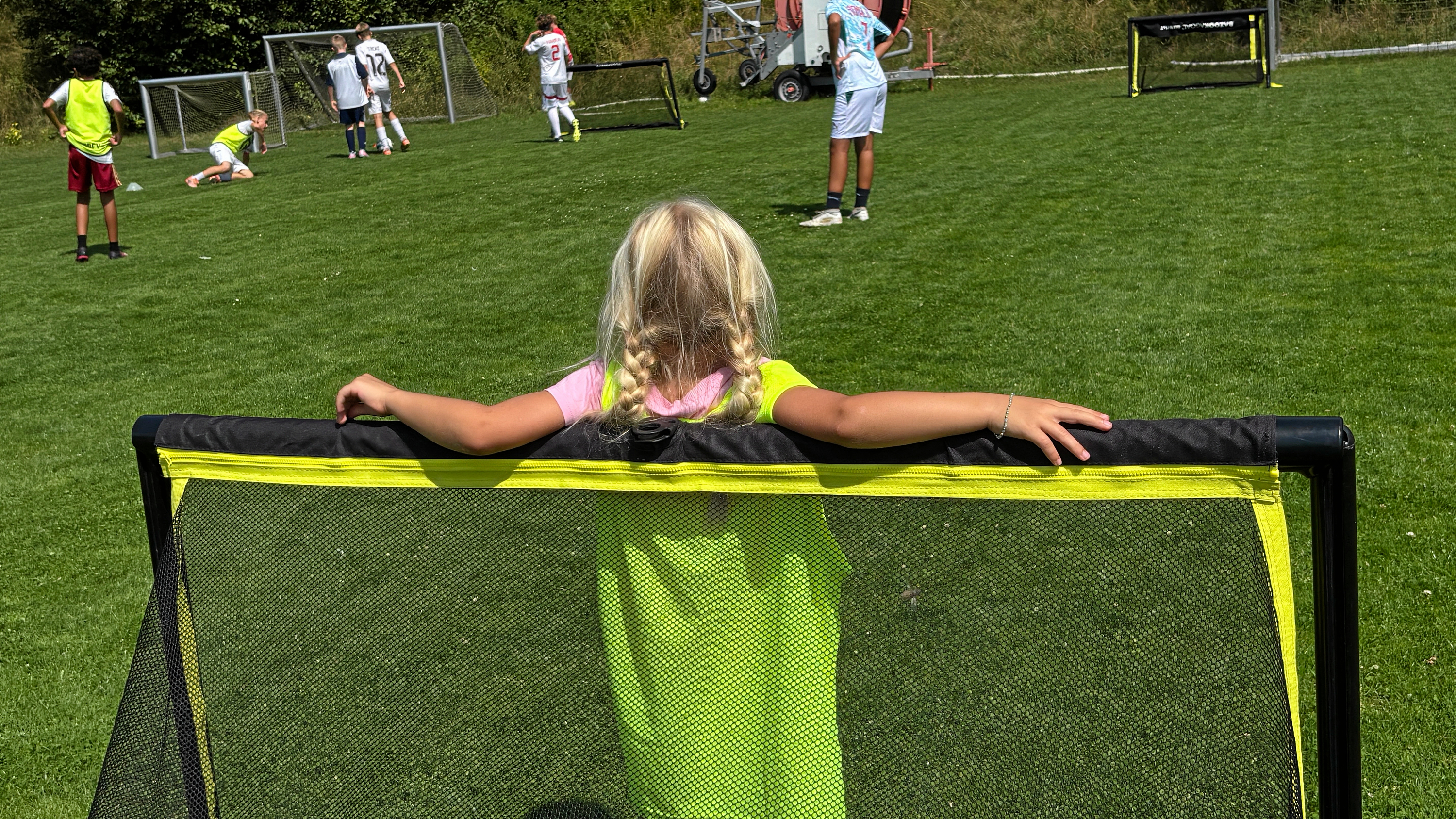 Fodbold er suverænt landets mest populære fritidsaktivitet blandt børn mellem 3 og 14 år, men der er stor forskel på, hvor mange der går til fodbold, håndbold, gymnastik, svømning og spejder i de enkelte sjællandske kommuner.