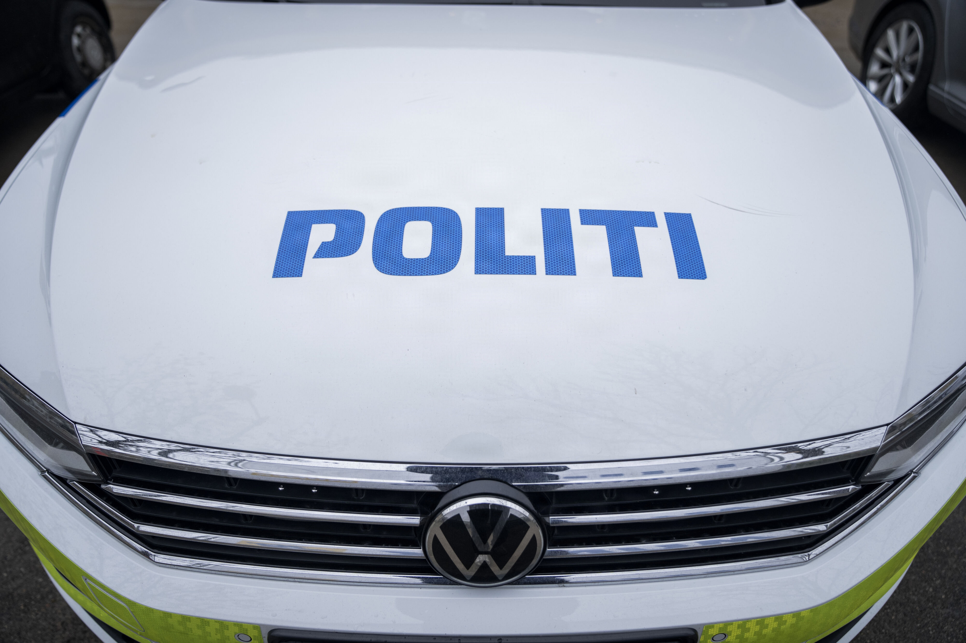 Politiet har afspærret et kryds på en hovedåre øst for Stege efter en ulykke mellem en bil og en mand på motorcykel. (Arkivfoto).