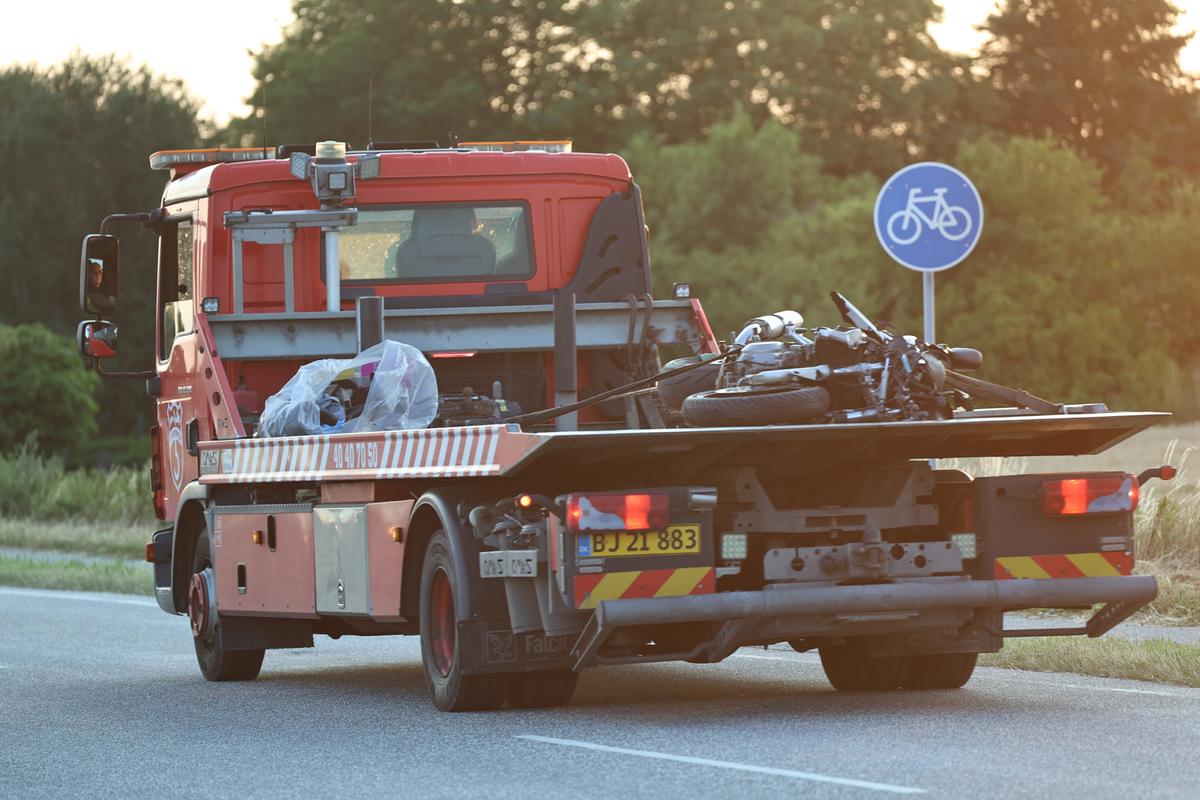 En motorcyklist er i kritisk tilstand og fløjet på Rigshospitalet.