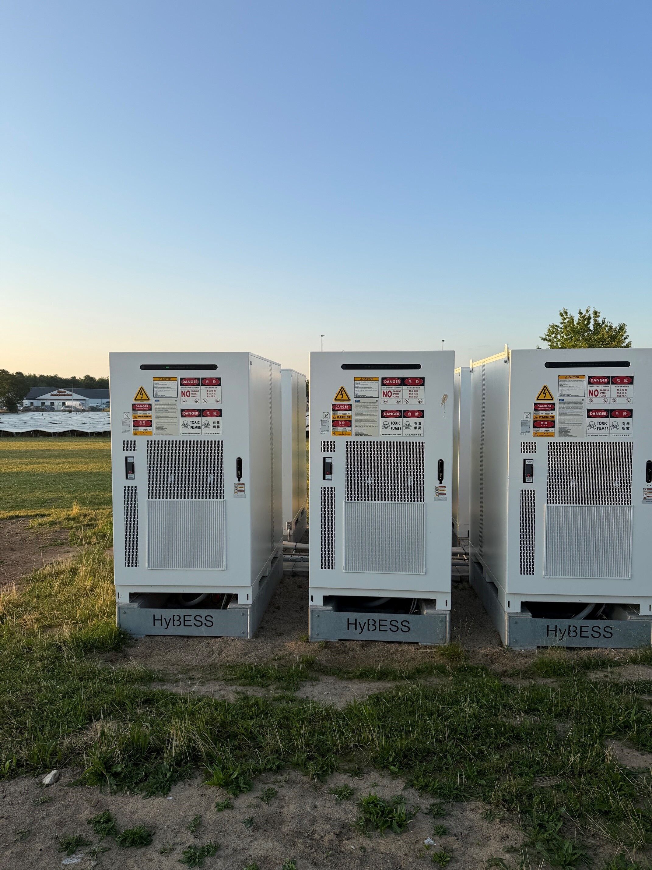 TN-tools ved Køge har et batterianlæg til at opsamle overskudsstrøm fra deres solceller. Lige p.t. kan og må batterierne dog ikke bruges, da de venter på at få godkendt tilslutning til elnettet.