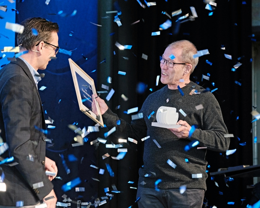 Tureby-Alkestrup Vandværk blev sidste år hædret med den såkaldte "Åbenhedspris" ved Cyber Security Awards 2025. Til højre ses formanden for vandværket, Jan Hansen, der tog imod prisen på vegne af vandværket.