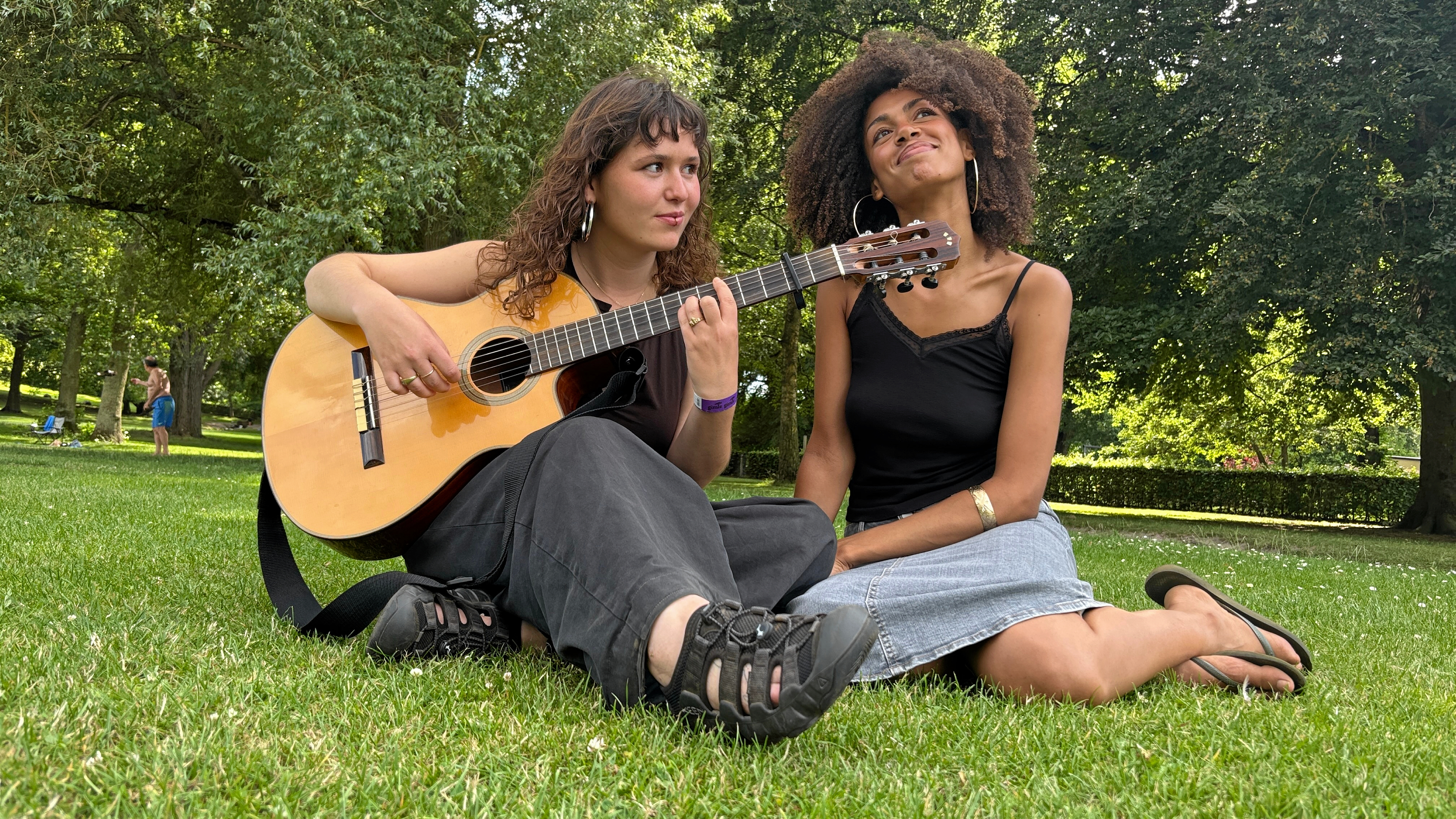 Nanna Ugorskij (tv) og Molly Efionayi åbnede sommerens koncerter i Byparken med deres band Nioma.