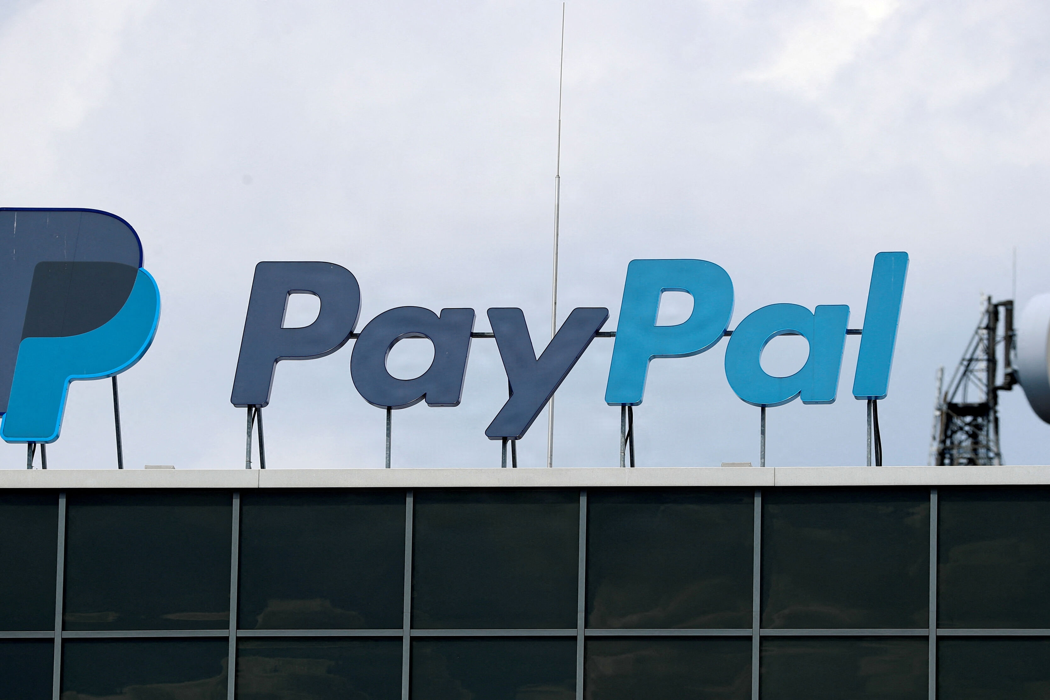 PayPal er en tjeneste, som kan bruges til at overføre penge mellem private - mange onlinebutikker bruger også PayPal som betalingssystem. (Arkivfoto).
