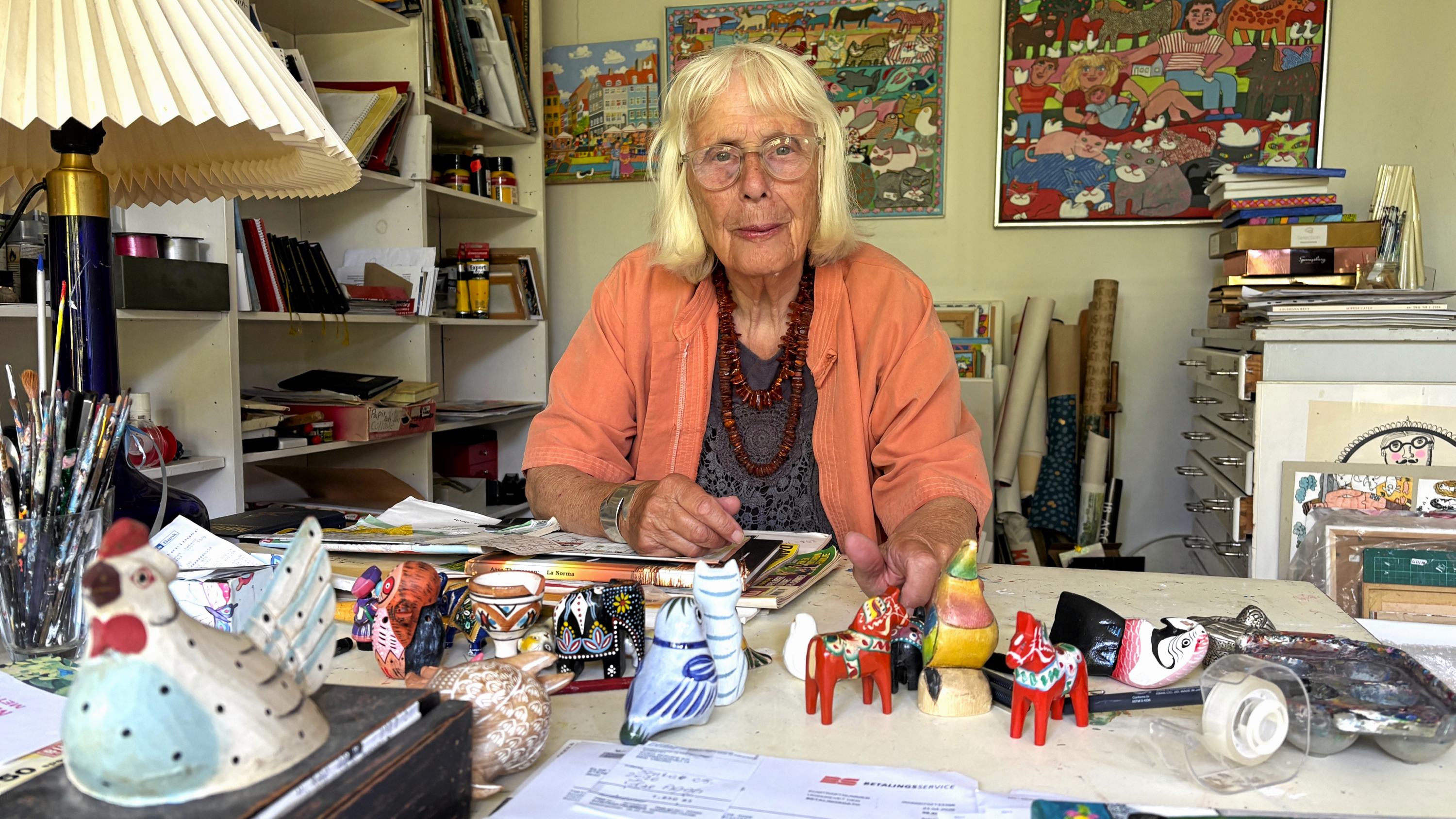 Else Agger er ikke kun kunstner. Hun er naturmenneske, sommerhusejer, rejsende, mor, bedstemor, oldemor og ven. Hun spiller tennis, går lange ture og holder fast i nysgerrigheden.