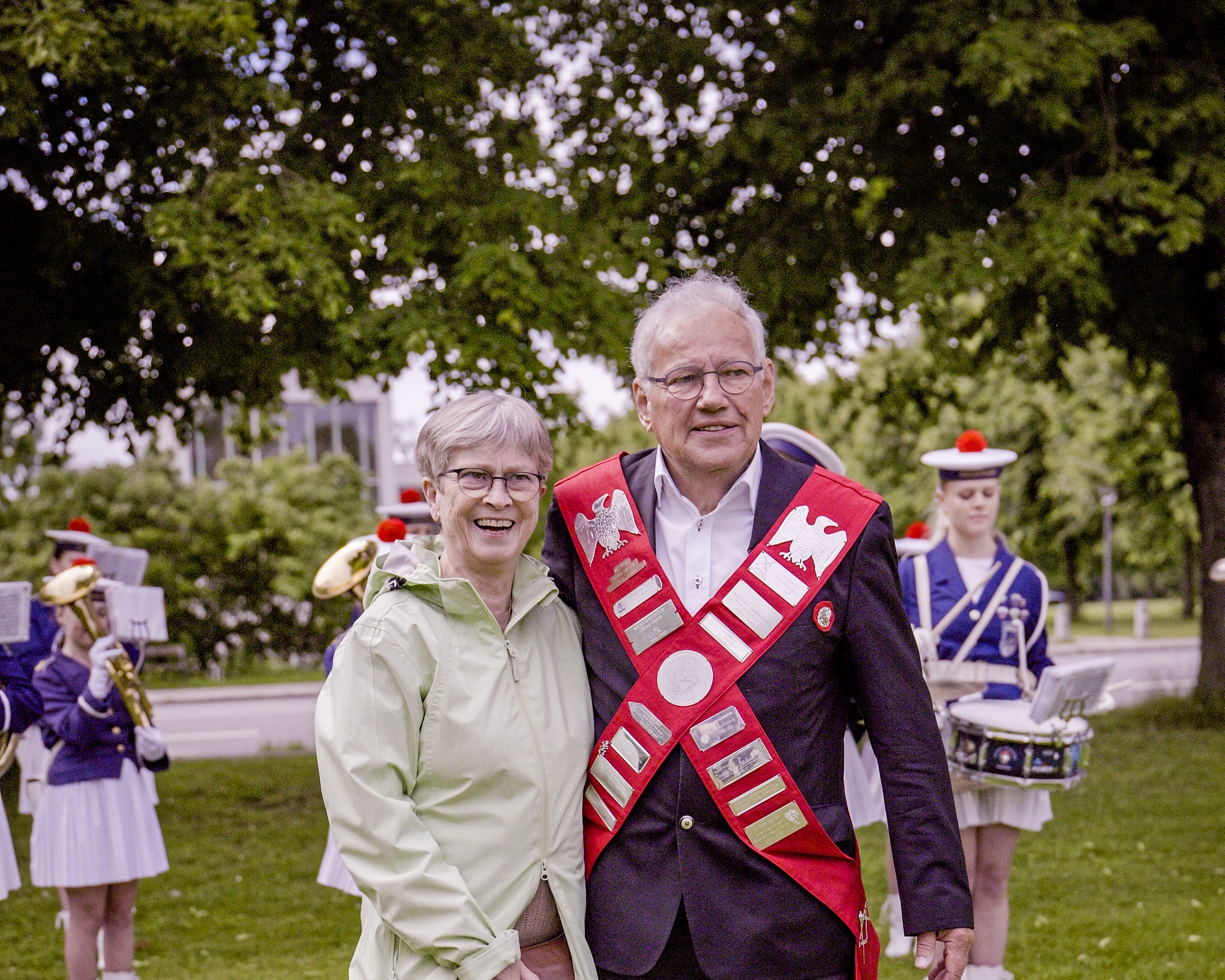 Johnny Handreck overtager titlen som årets fuglekonge efter Lars Frits Hansen. Titlen blev fejret ved en fest på Karlebo Kro. - Peter Makholm Johnny Handreck overtager titlen som årets fuglekonge efter Lars Frits Hansen. Titlen blev fejret ved en fest på Karlebo Kro.