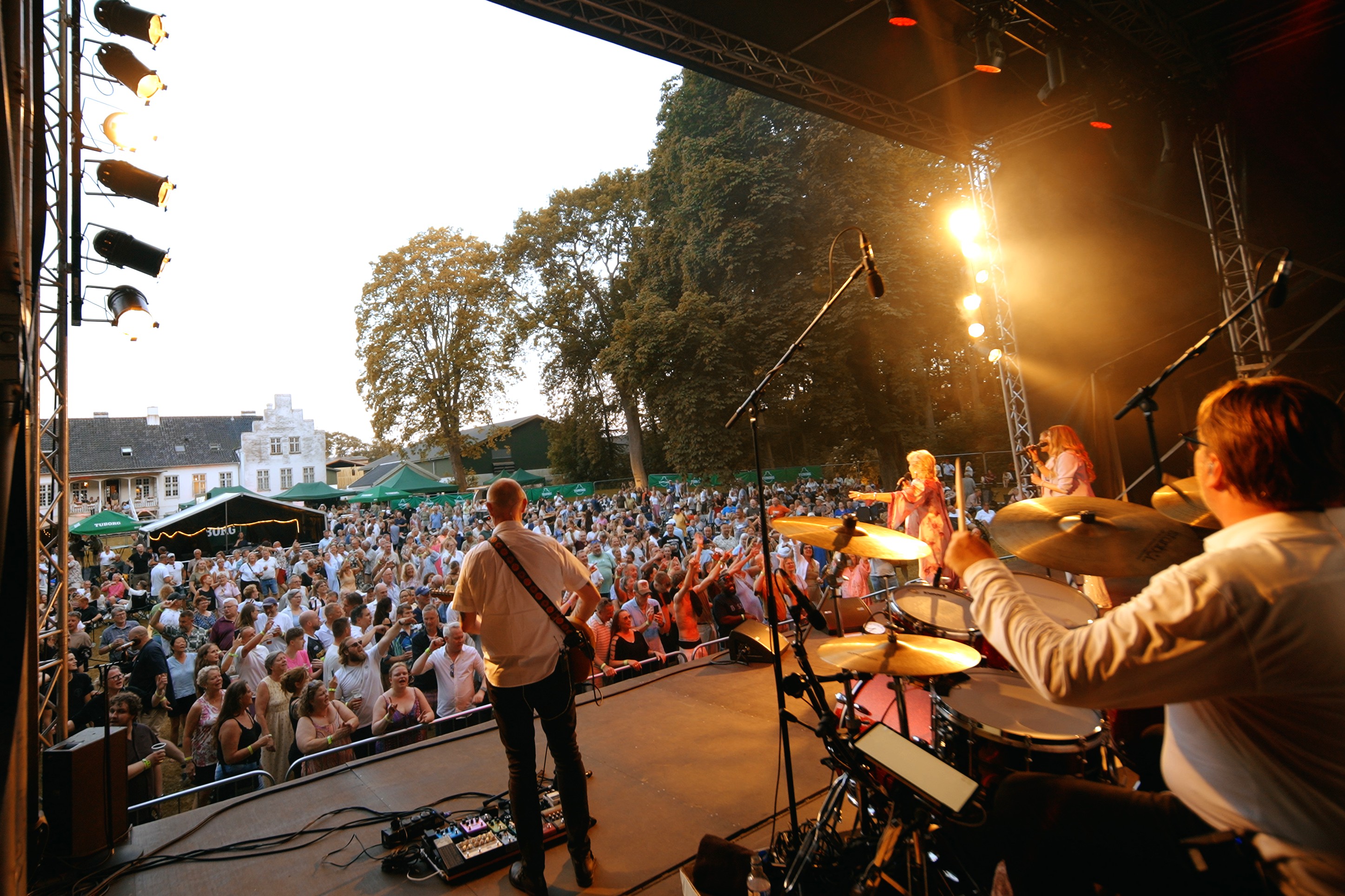 Birthe Kjær & Feel Good Band leverede gode vibrationer til publikum ved Svinningegårdens Open Air.