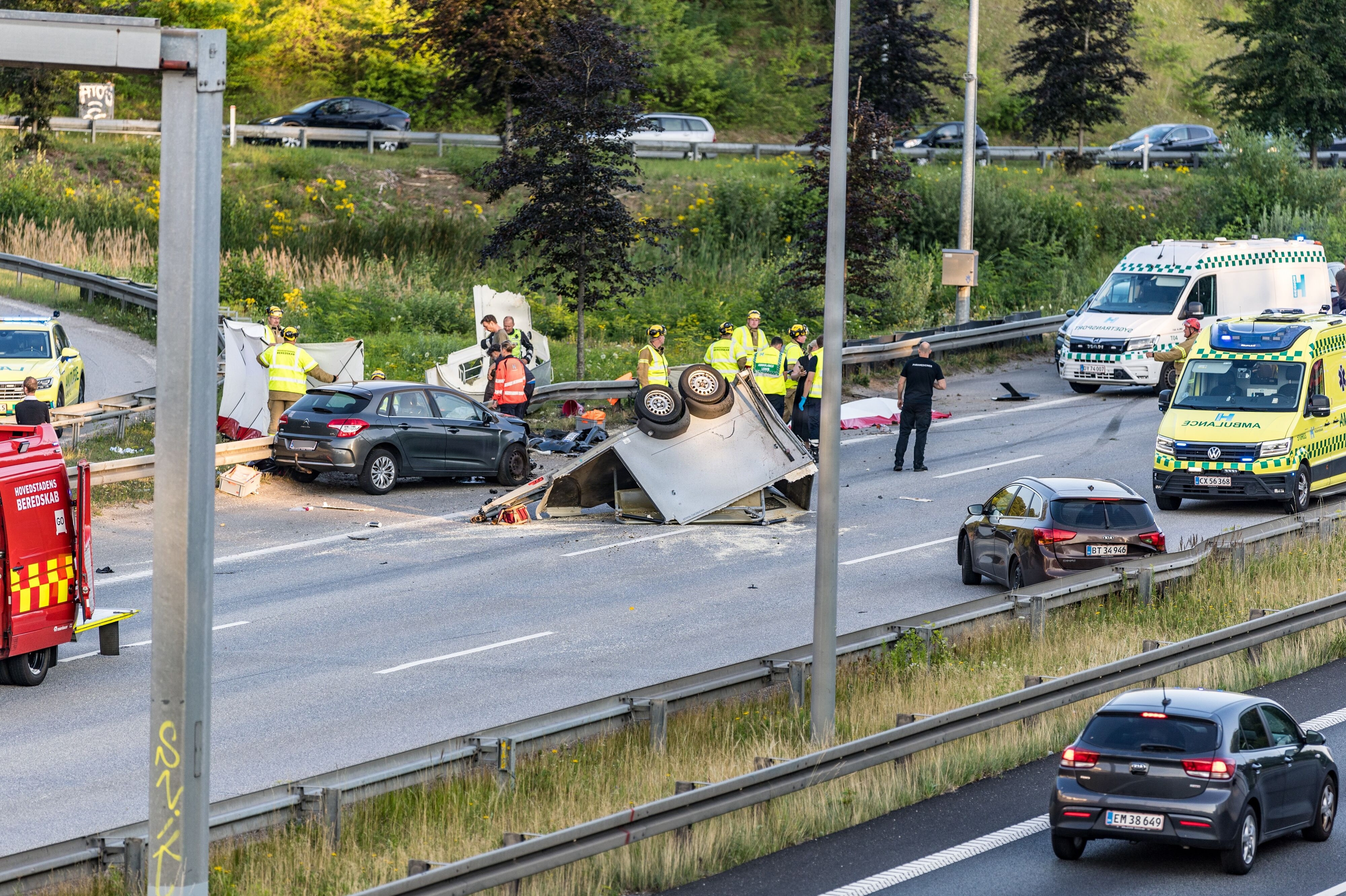 Motorring 3 er onsdag aften spærret i vestgående retning ved Roskildevej efter et uheld, hvor en hestetrailer er involveret. Den involverede hest har mistet livet i uheldet.