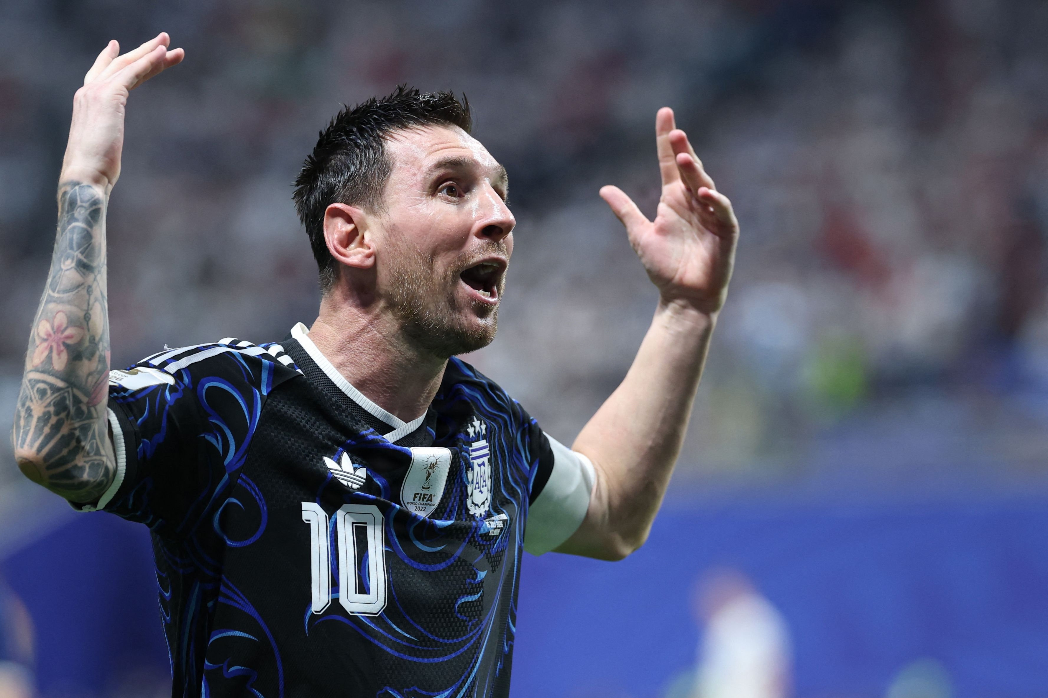 Lionel Messi lagde op til begge Argentinas mål i sejren over England.