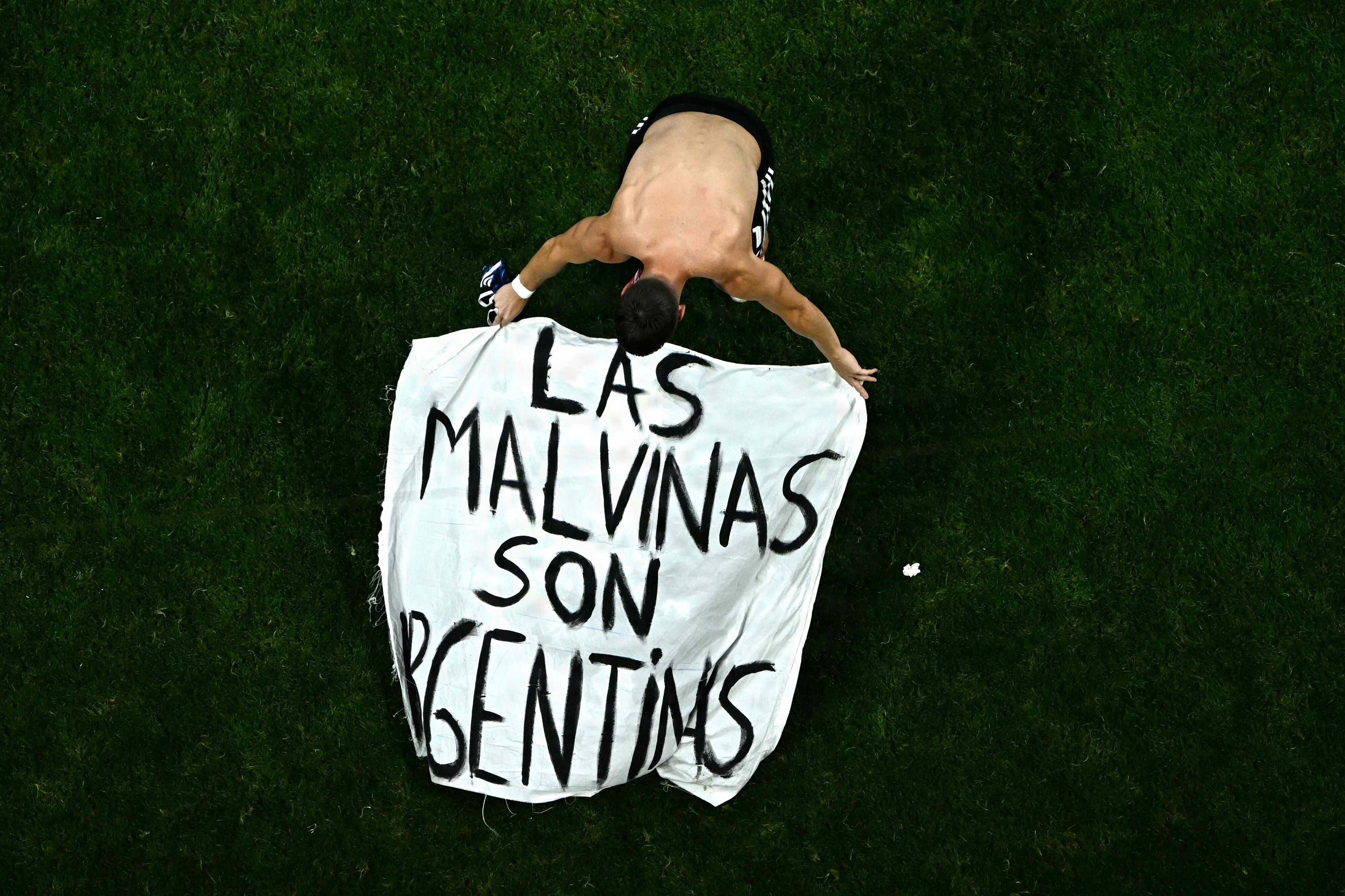 Giovani Lo Celso lægger banneret på græsset under Argentinas fejring af semifinalesejr over England.
