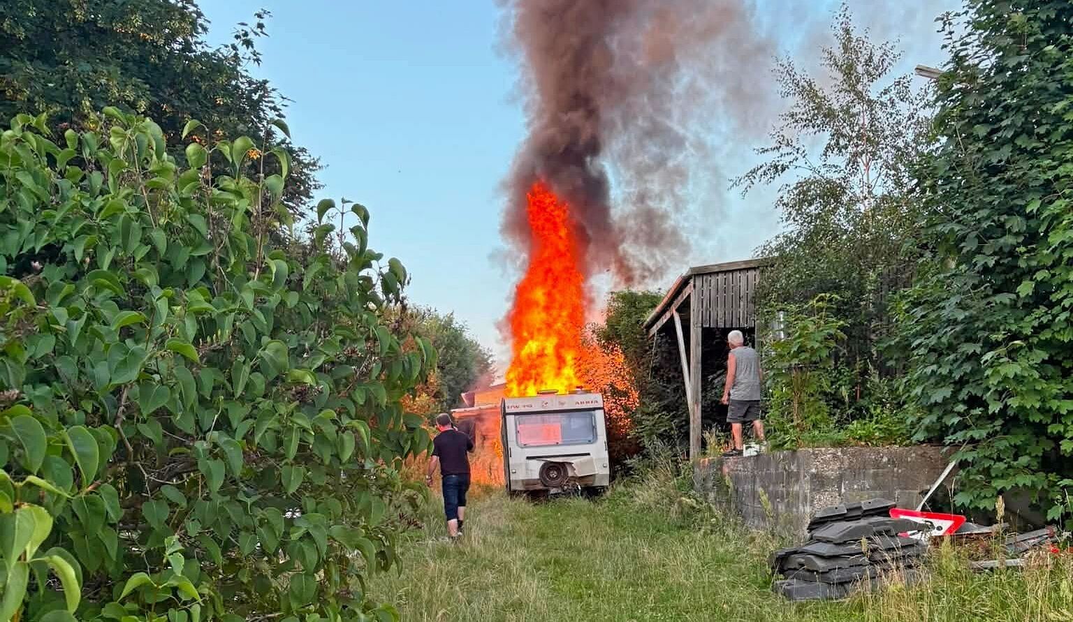 Der stod til en start store flammer op fra campingvognen.