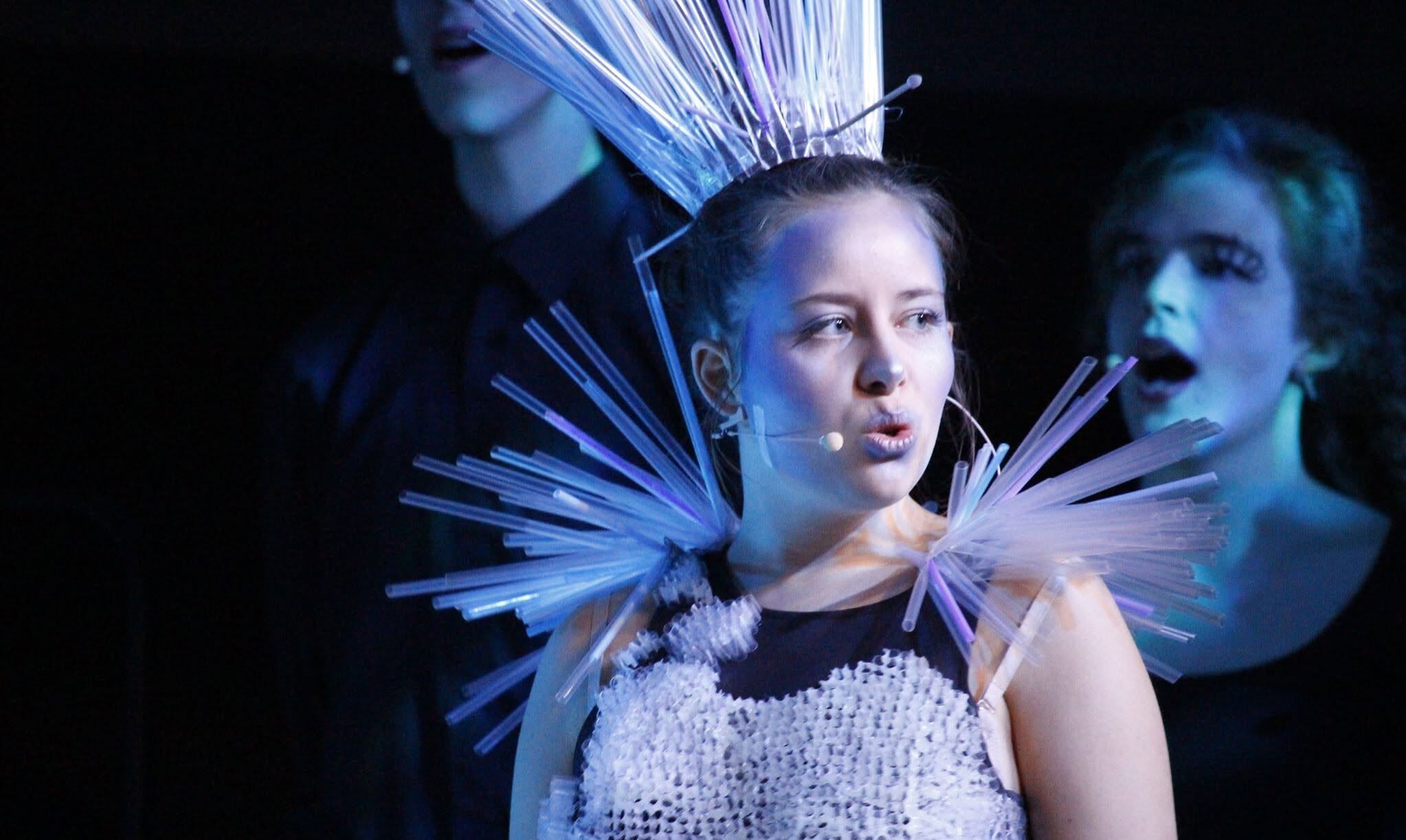 Showhosten har en bachelor i musical.