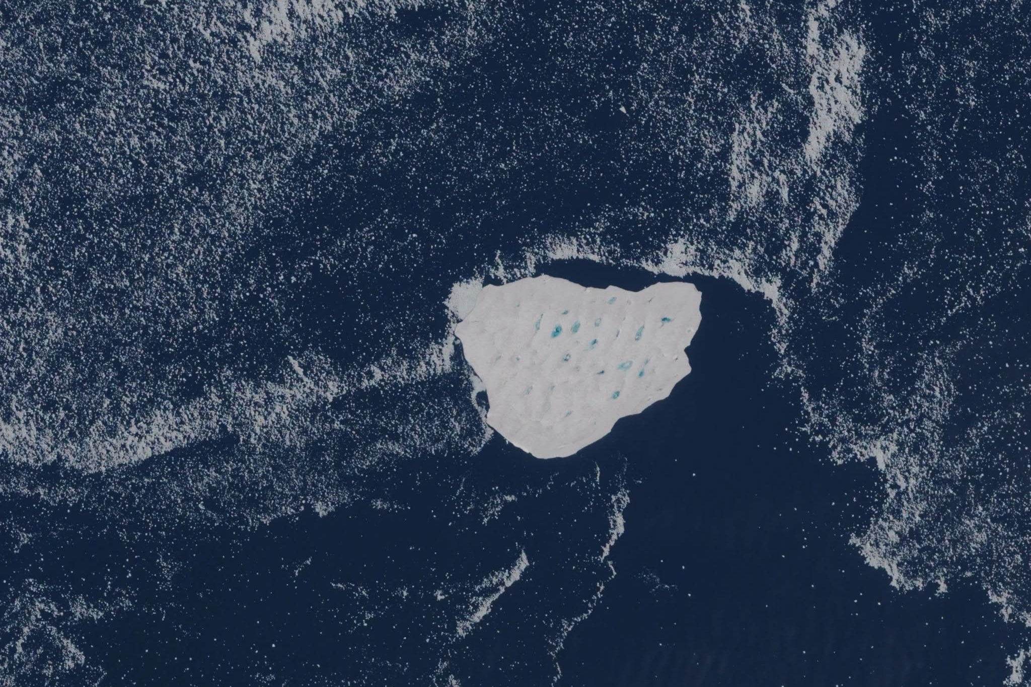 Her ses et satellitbillede af det enorme taffelisbjerg, som nu er på vej mod Sydgrønland.