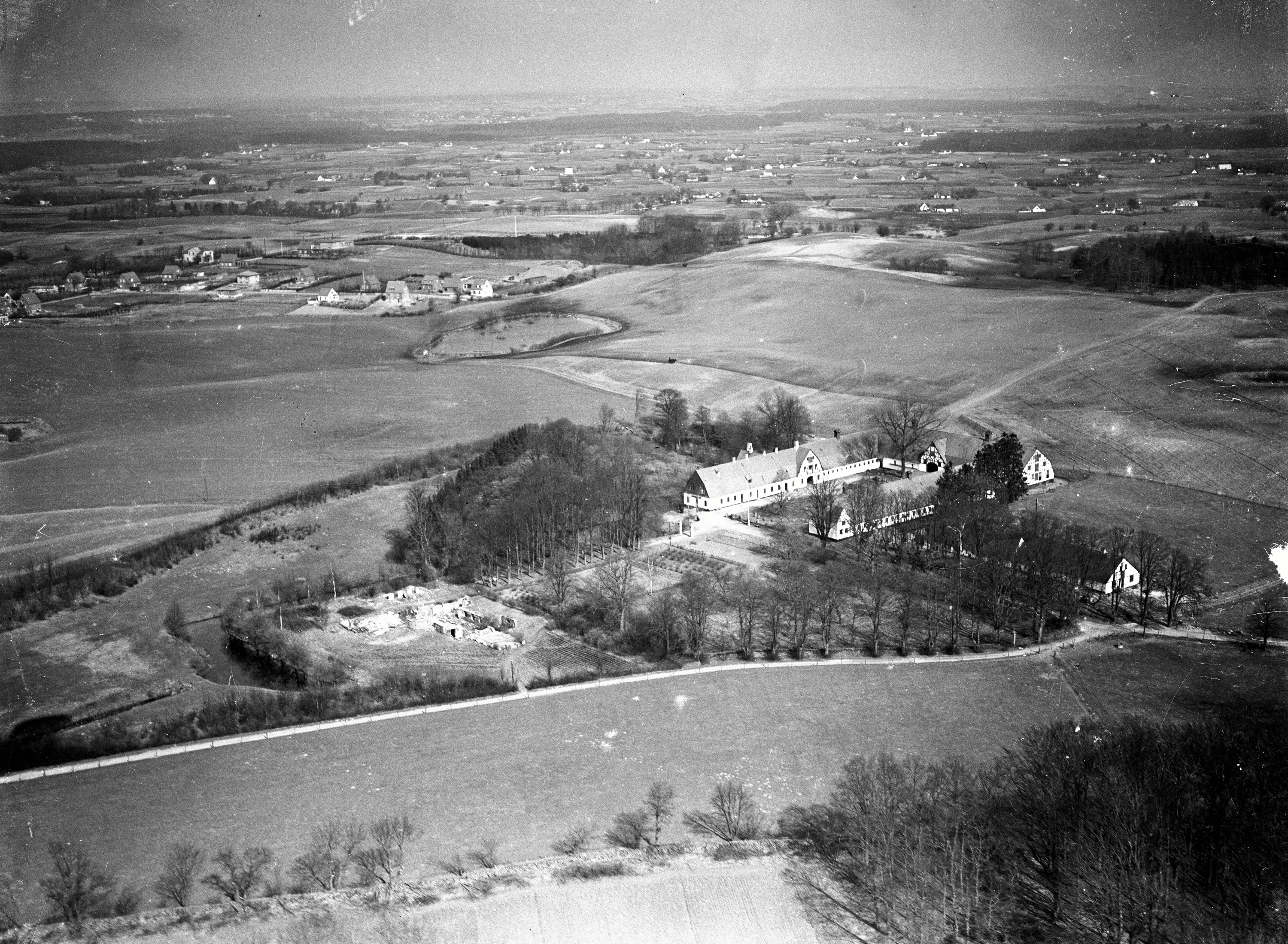 Sylvest Jensens luftfoto fra 1936 viser Sandviggård og landbrugsområder så langt øjet rækker. Det var netop på den tid man begyndte at planlægge et nyt sygehus, der ligger lidt nord for Sandviggård.