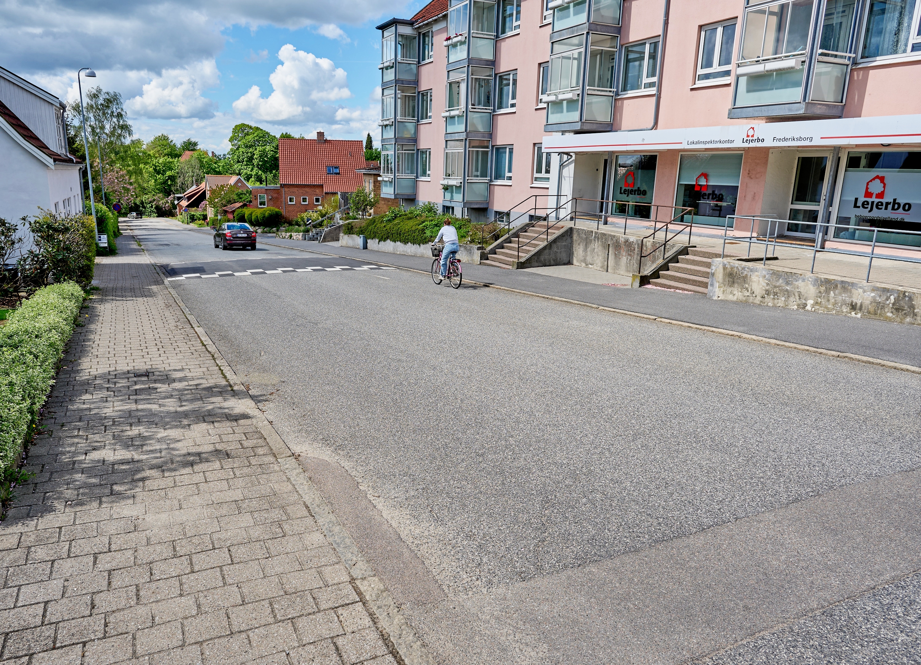 Jespervej tæt ved Møllebakken med fliser på fortovet til venstre og asfalt på den side, som indtil 1966 tilhørte Frederiksborg Slotssogn. - Per Buchmann Jespervej tæt ved Møllebakken med fliser på fortovet til venstre og asfalt på den side, som indtil 1966 tilhørte Frederiksborg Slotssogn.