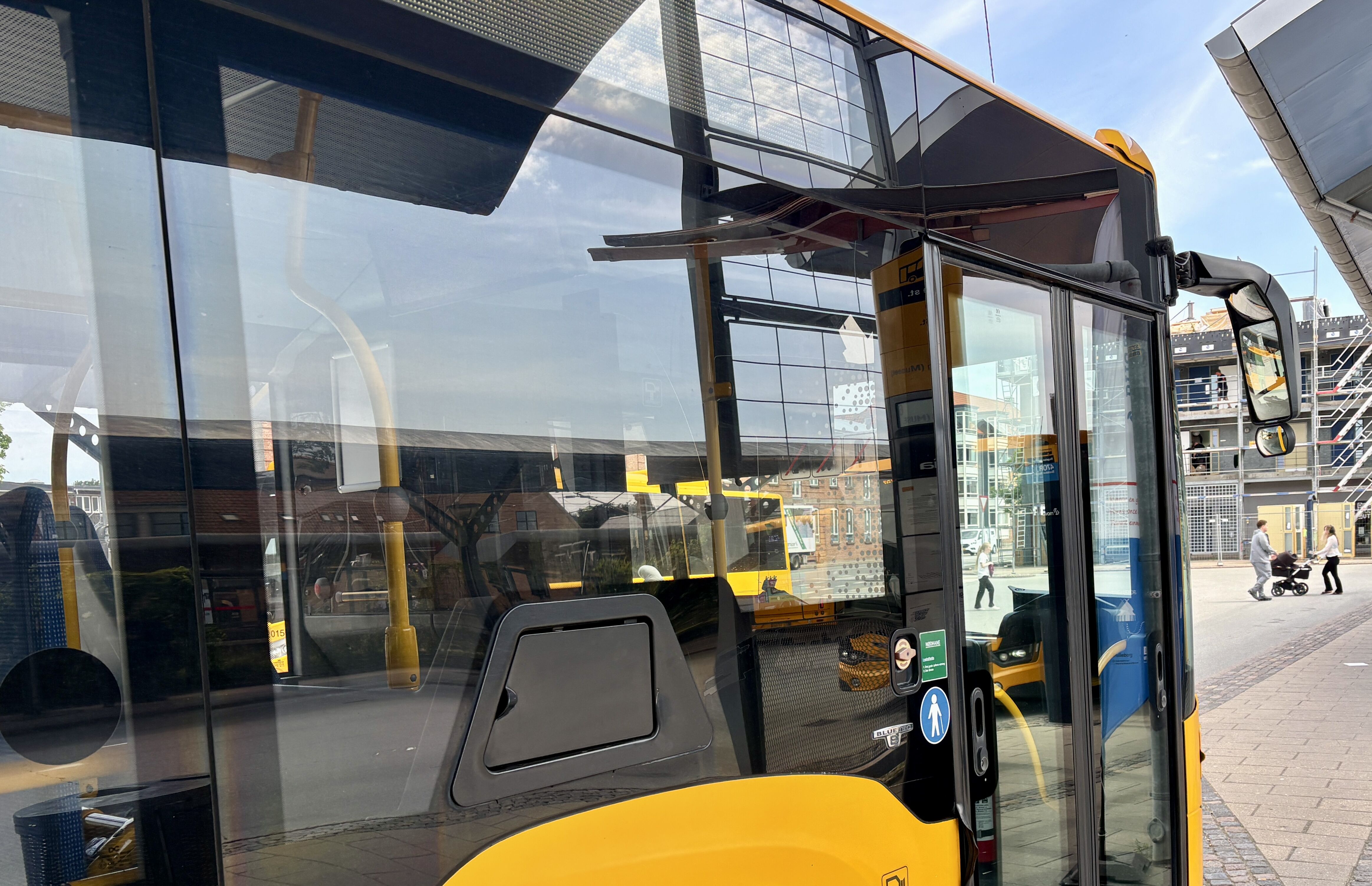 Buschaufføren blev kørt til tjek på hospitalet.