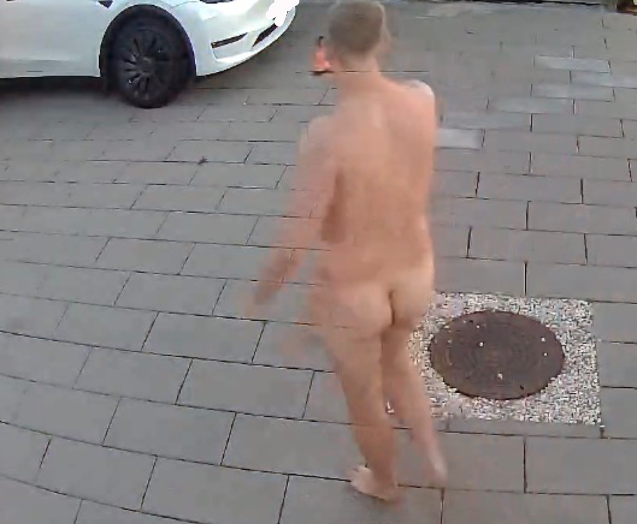 Muhammed kunne konstatere på overvågningen, at en nøgen mand havde rendt rundt omkring huset.