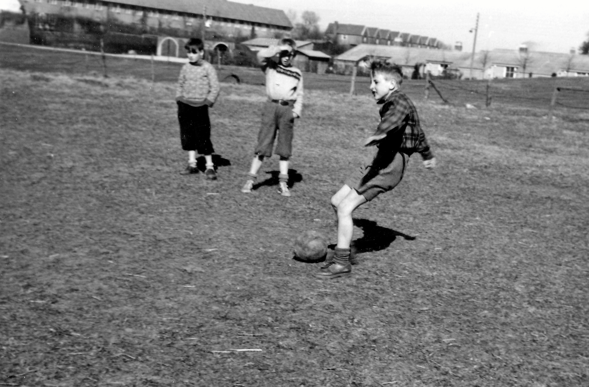 Børnene legede på den lille fodboldbane ved Sandviggård. I baggrunden kan man se Maltevang og boligerne langs Dyrehavevej tæt ved Skovledet.