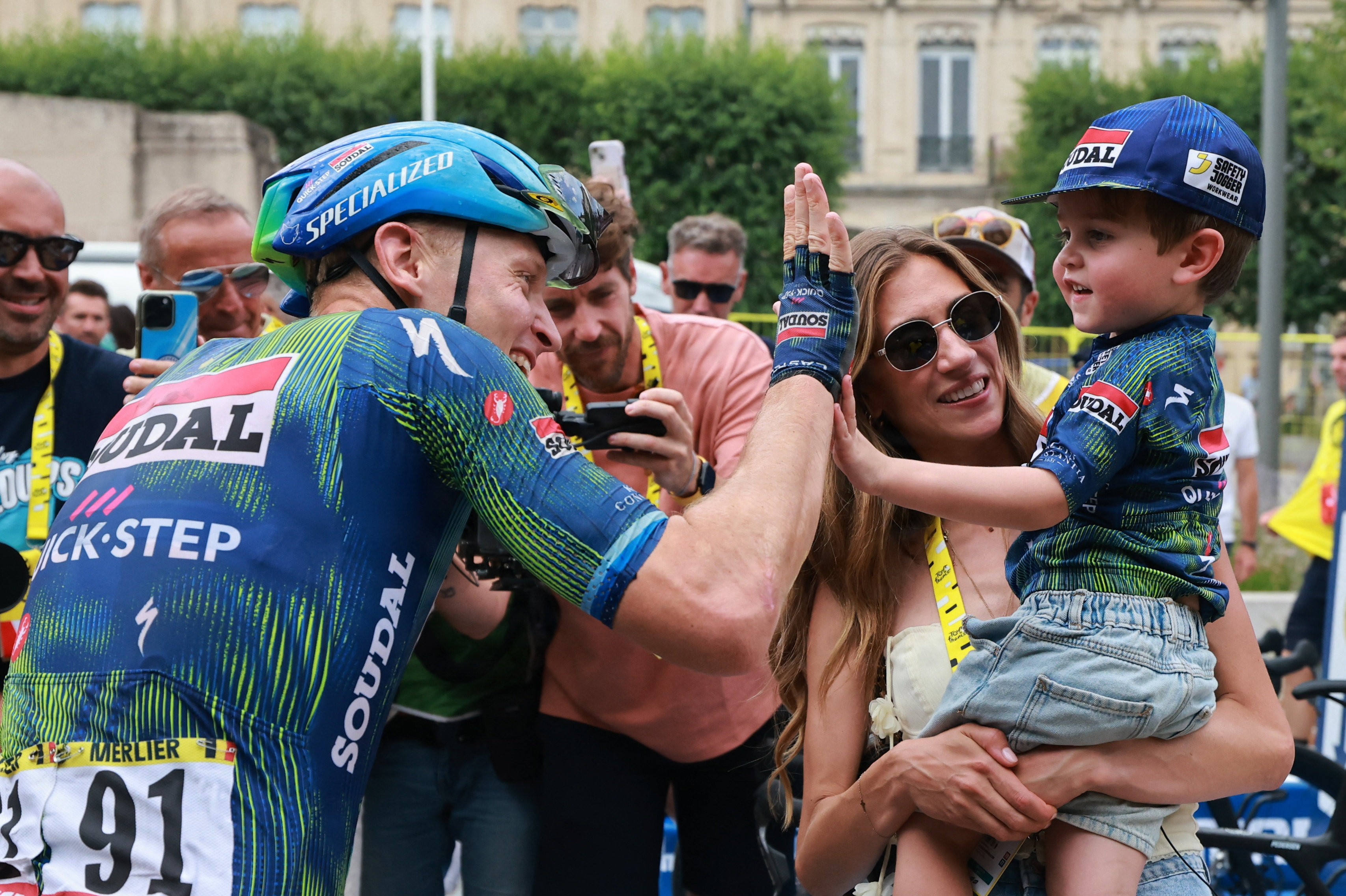 Tim Merlier var stærkest i massespurten på 12. etape og tog sin tredje etapesejr i årets Tour de France og sjette i karrieren. Der var tid til at hilse på familien efter sejren.