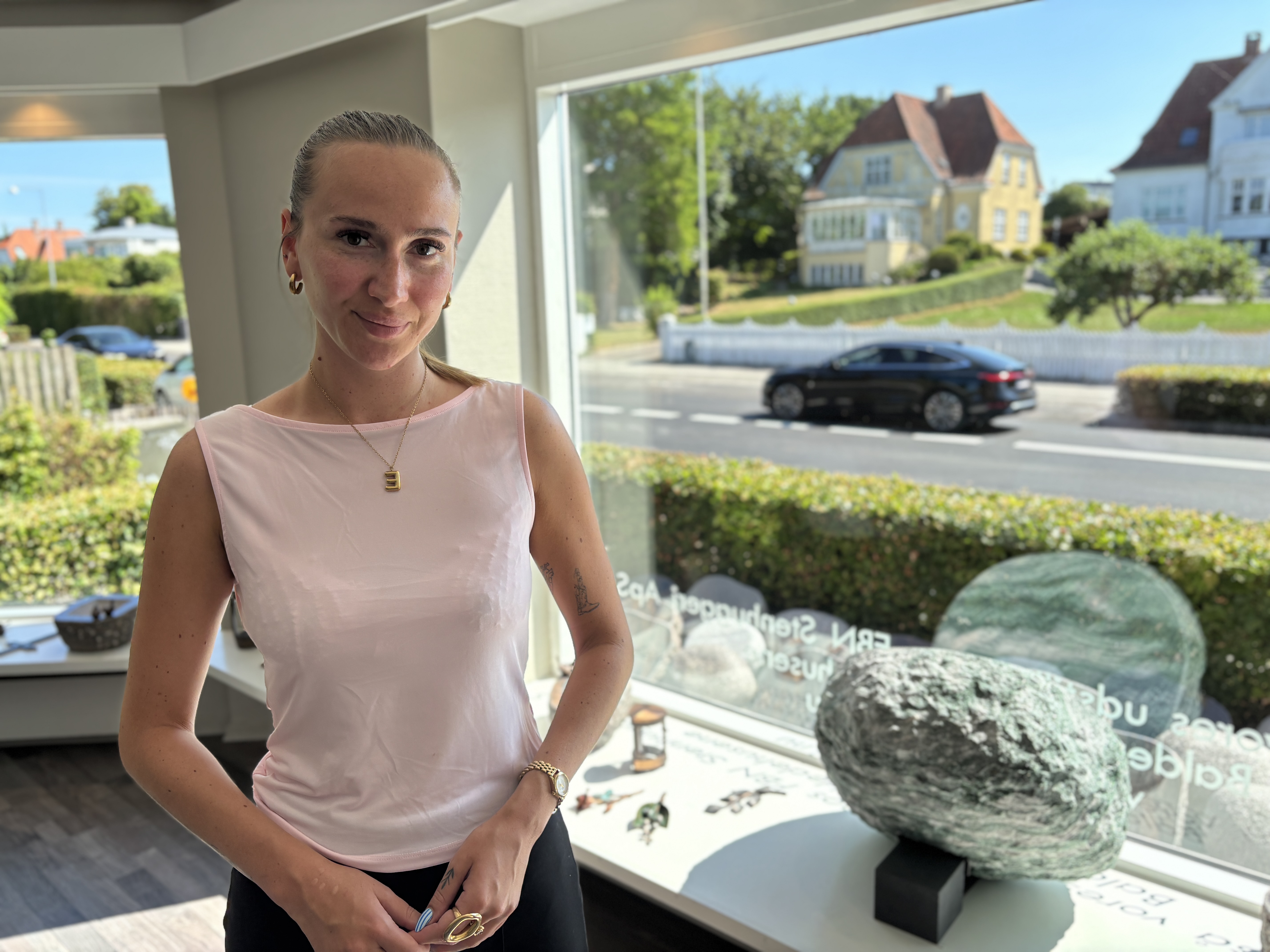 24-årige Emma Nielsen har sammen med sin far åbnet en gravstensforretning.