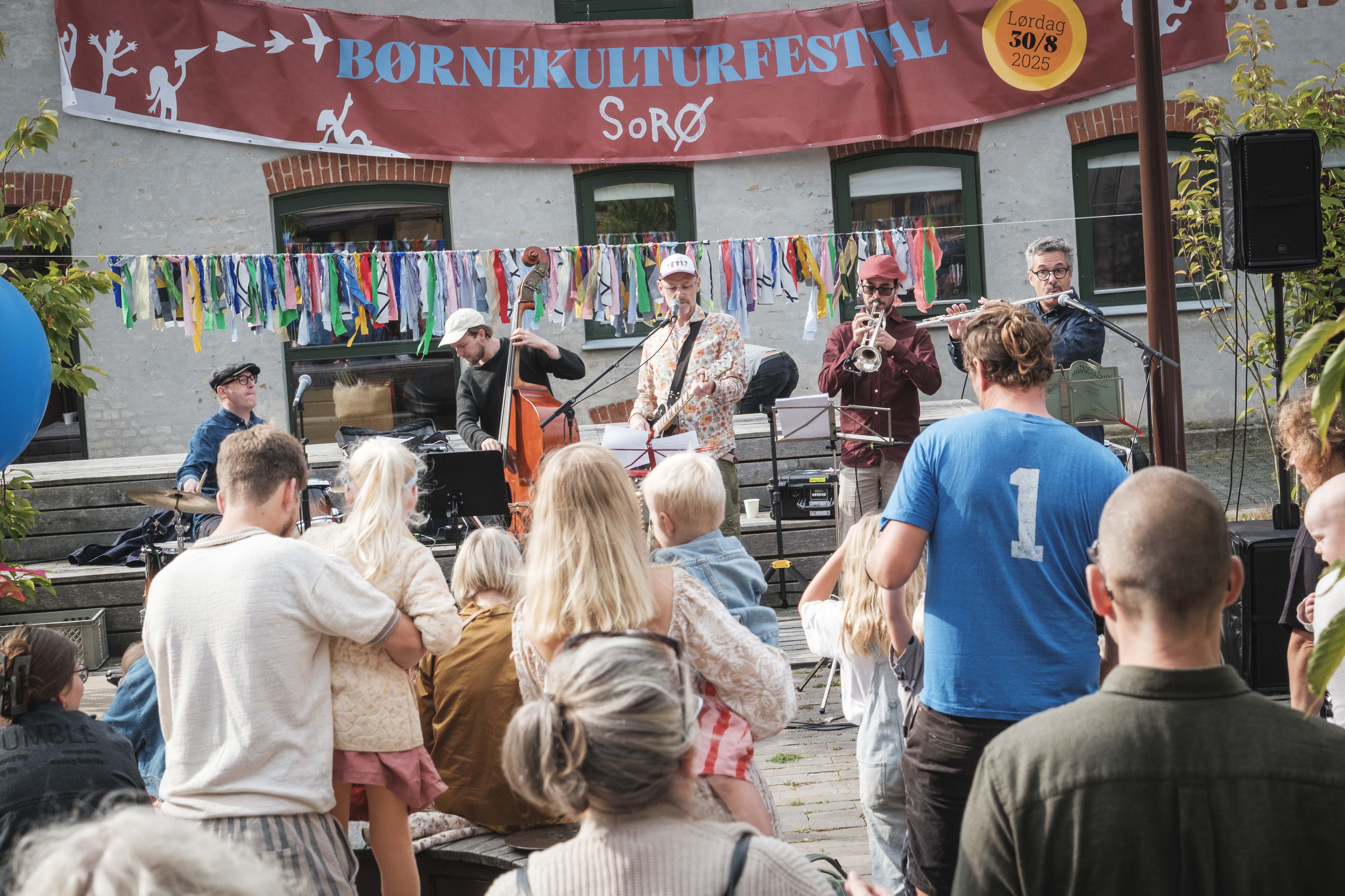 Der var sang og fest i Sorøs gader, da musikere spillede op til dans under Børnekulturfestivalen i 2025.