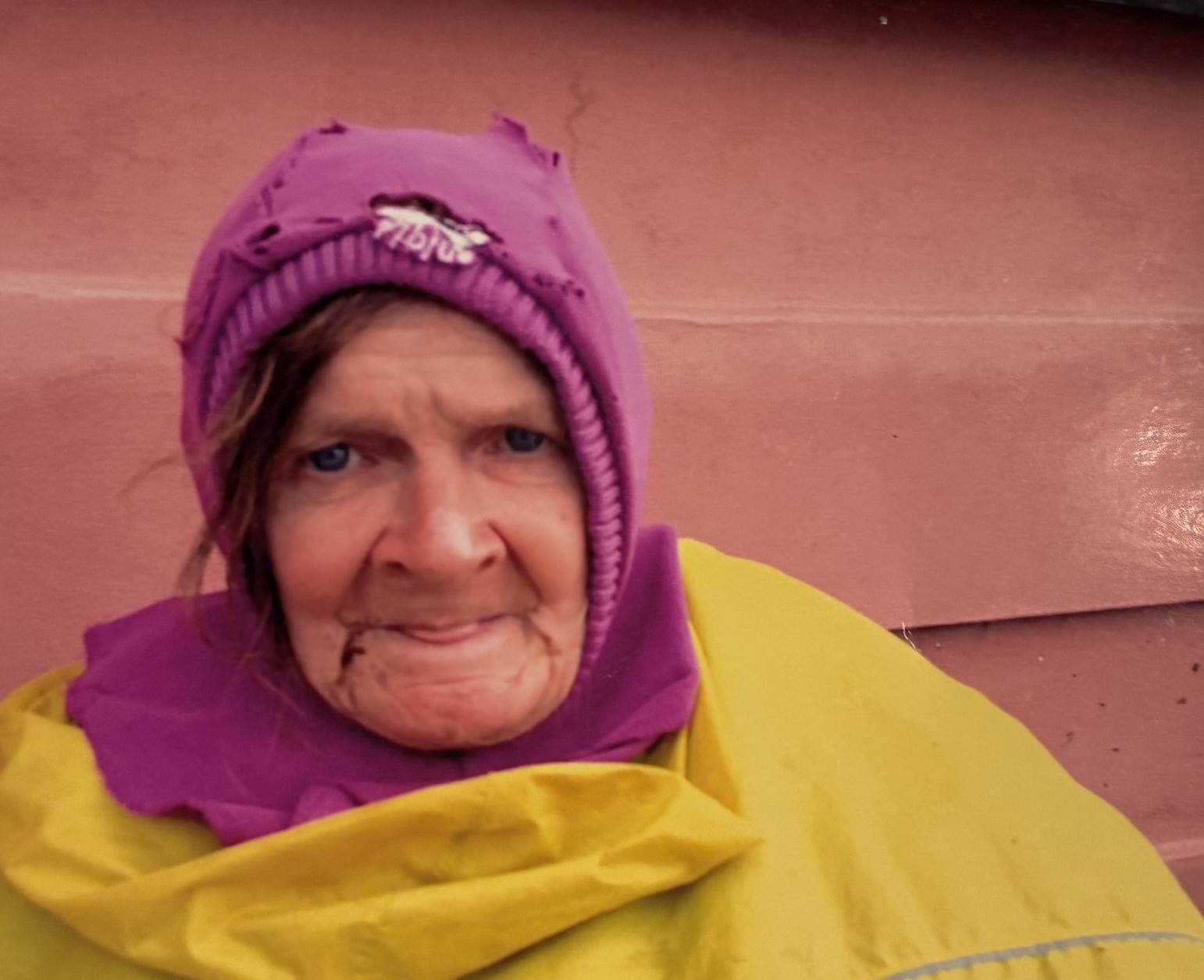Irene sad gerne foran administrationsbygningen i Stege.