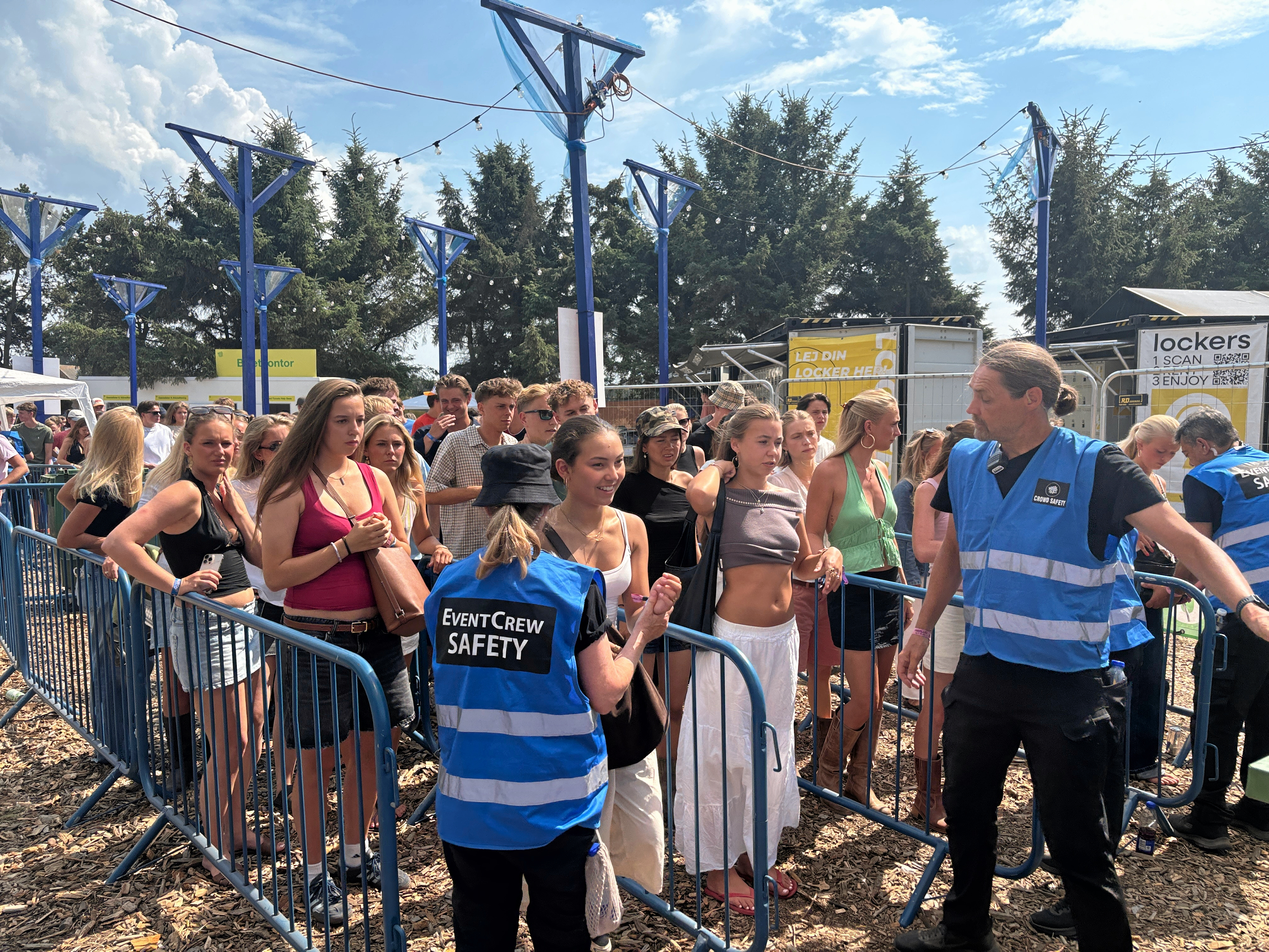 Alle gæster til Musik i Lejet bliver visiteret, inden de kommer ind på festivalpladsen. Ifølge Monica, der er en af dem, der visiterer, er det oftest de kvindelige gæster, der forsøger at smugle ting med ind. Kvinderne på billedet har intet med artiklen at gøre.