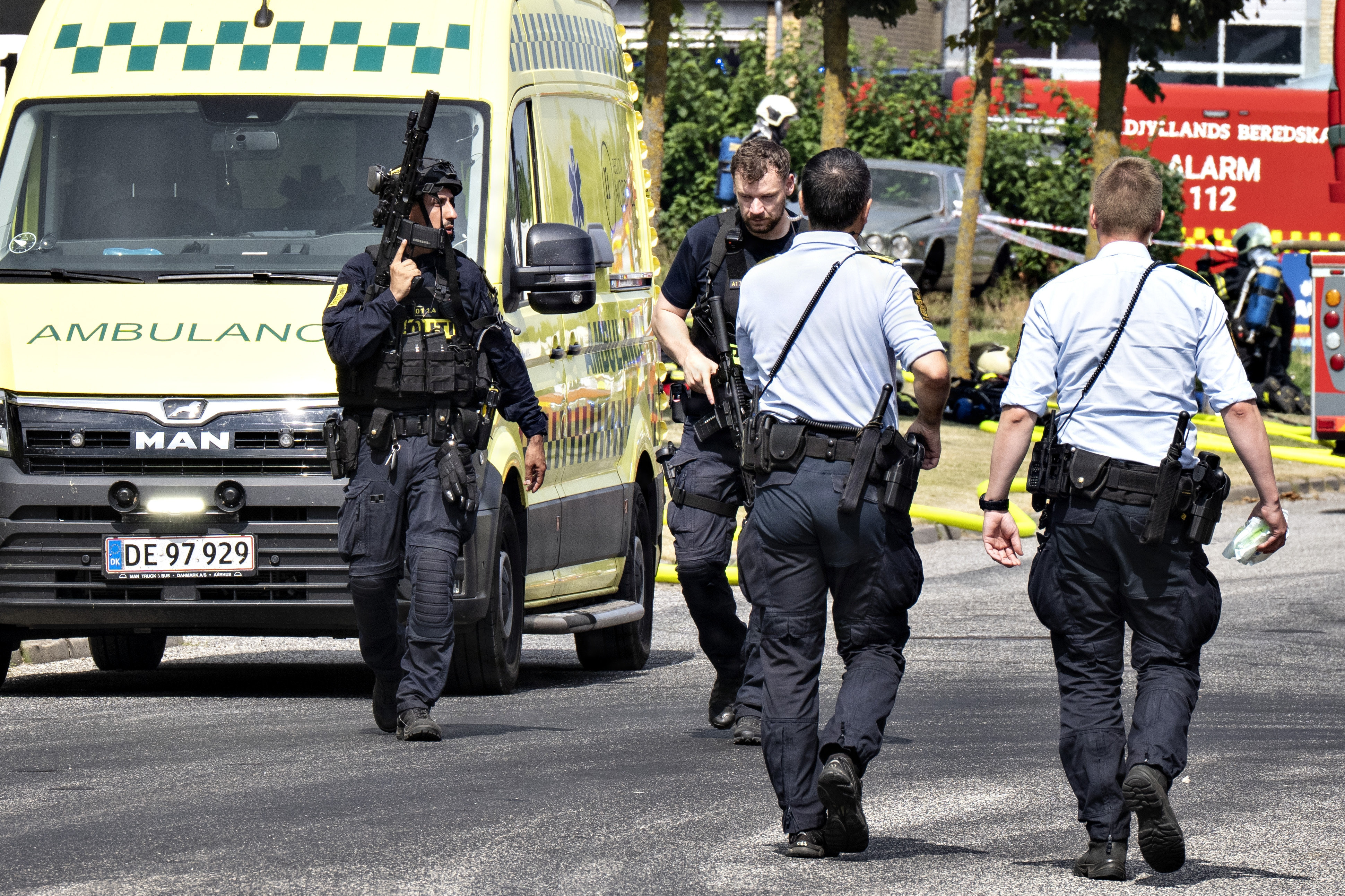 Politiet var fredag massivt til stede i Nørresundby i forbindelse med en skyderi. Politiet vil forblive på stedet natten til lørdag.