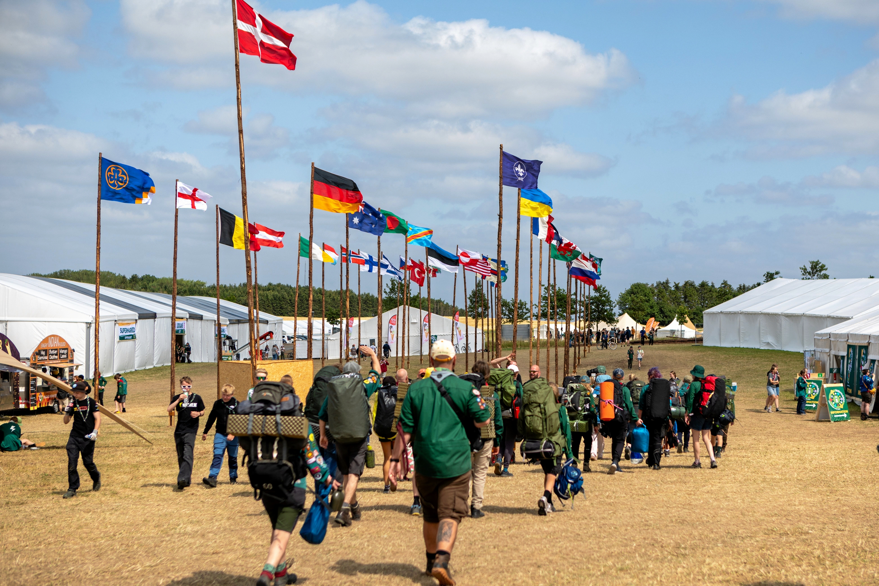 En flagallé med alle deltagende landes flag bød spejderne velkommen. - Anders Kongsted, Spejdernes Lejr En flagallé med alle deltagende landes flag bød spejderne velkommen.