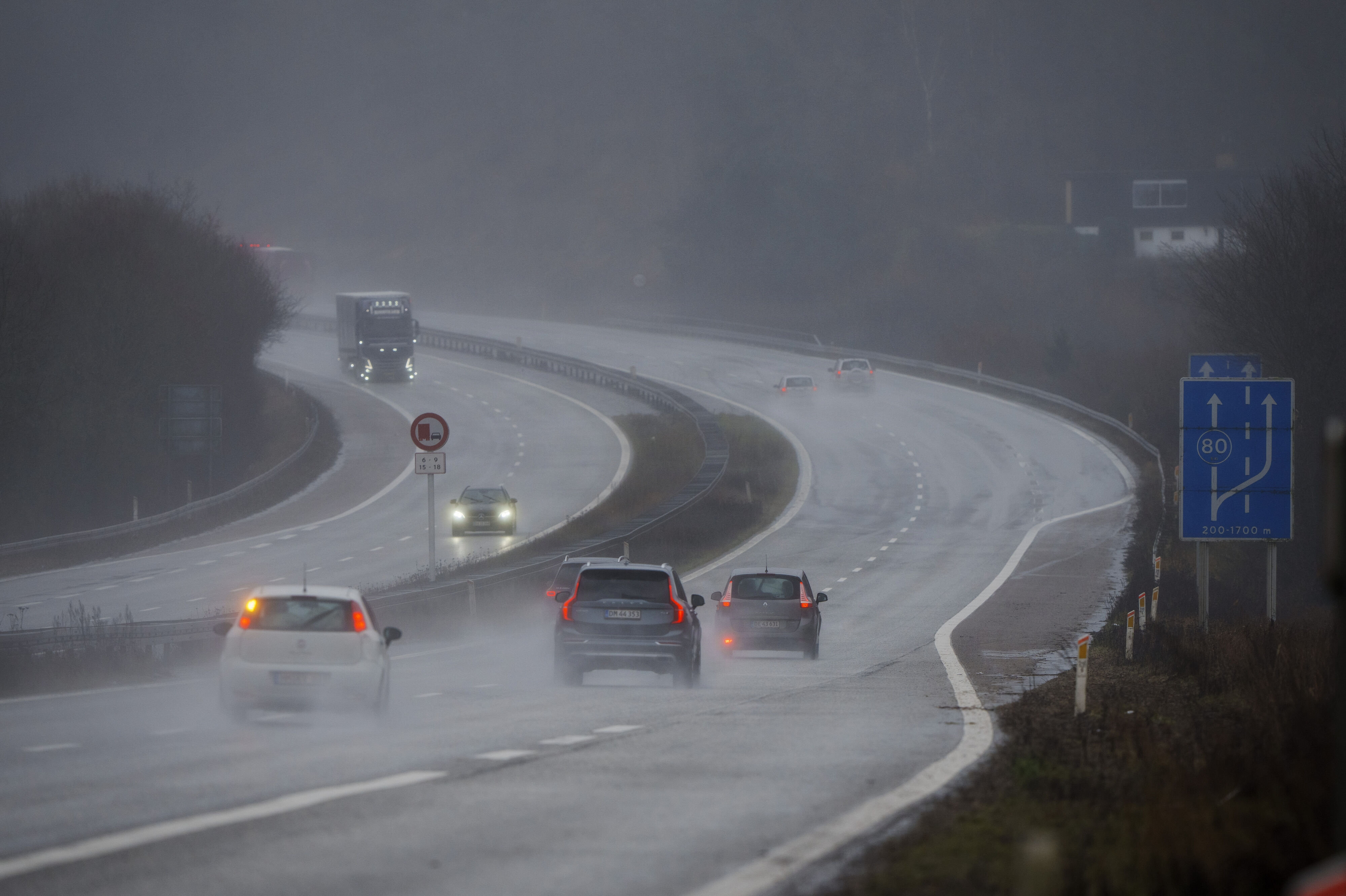 Weekenderne i sommerferien kan være travle på vejene, hvor der er risiko for særdeles meget vand på asfalten.(Arkivfoto).