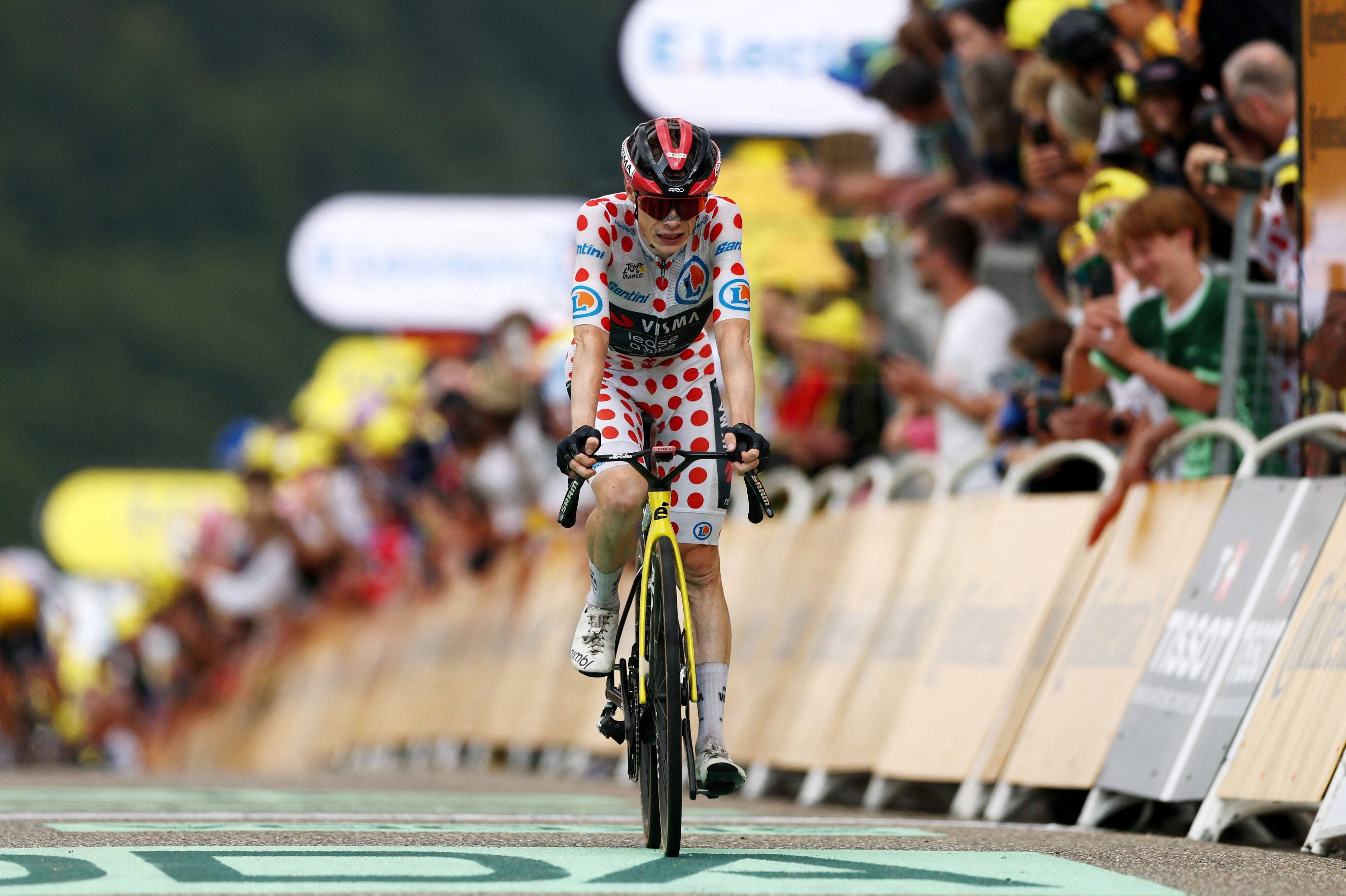 På 14. etape kom Jonas Vingegaard i mål som nummer fire og tabte 44 sekunder til den førende slovener, Tadej Pogacar.