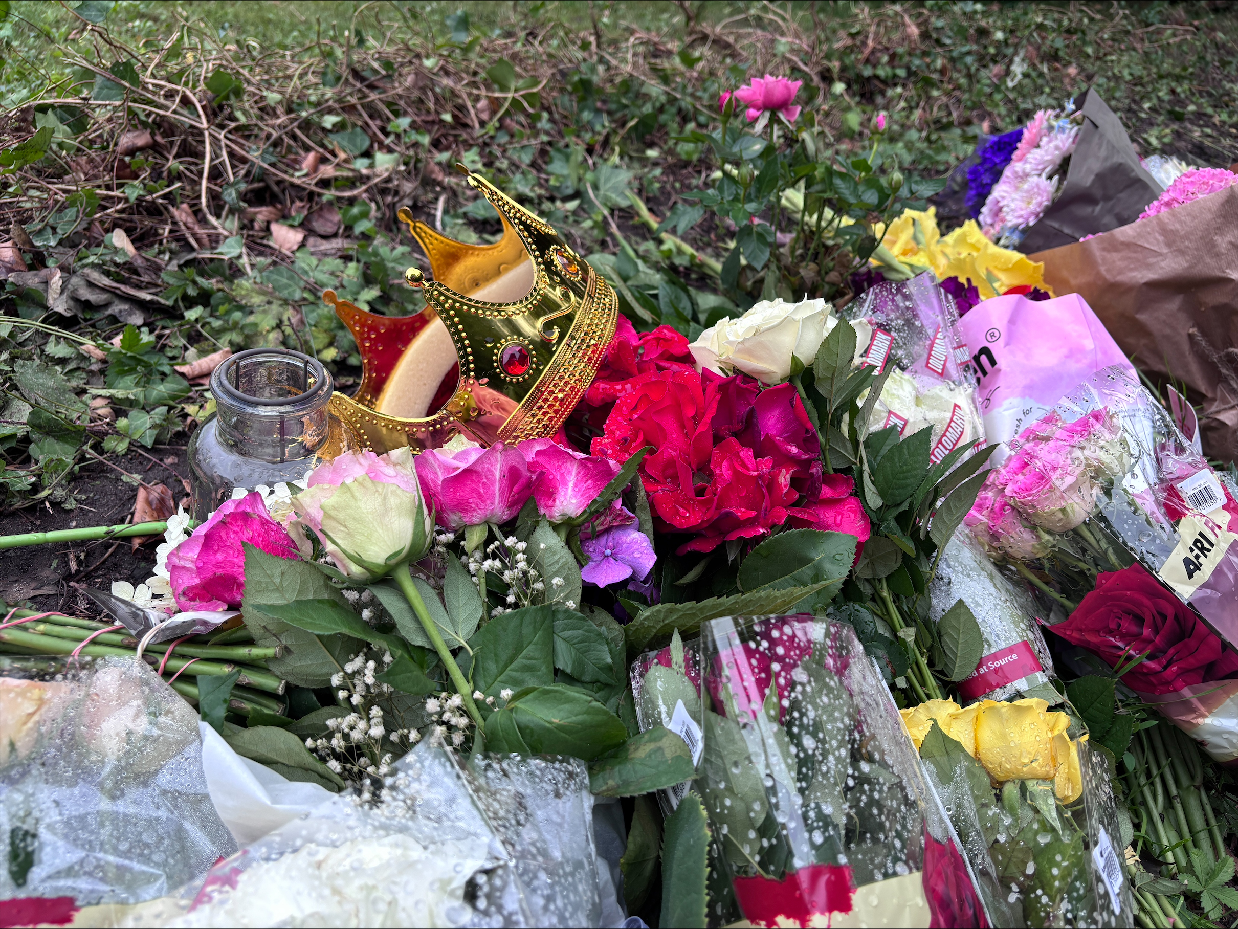Sammen med håndskrevne hilsner, levende lys og blomster markerer en lille legetøjskrone stedet på Gershøjvej, hvor en 20-årig mand fra lokalområdet mistede livet natten til søndag.