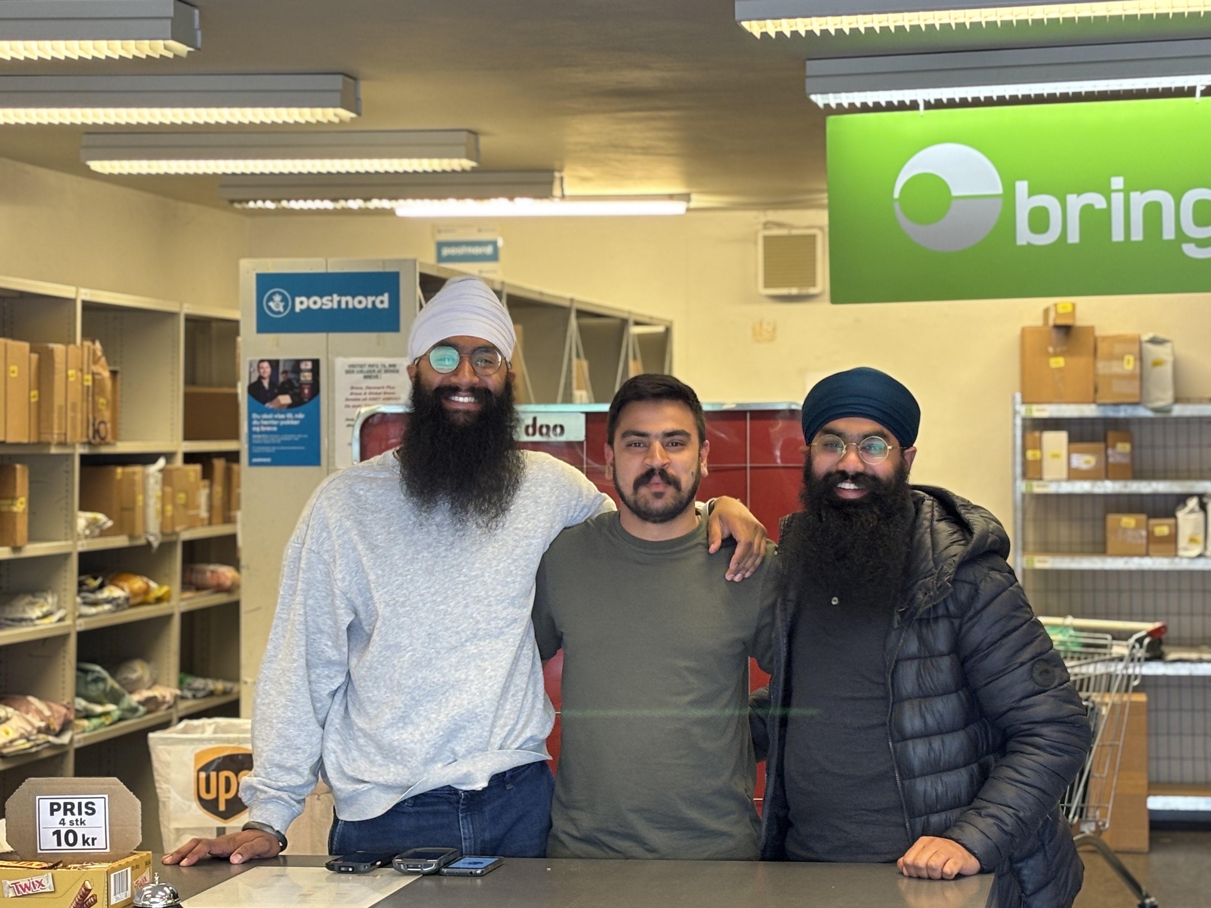 Bliver din pakke leveret af GLS, kan du nu ikke længere hente den hos Nanakjot Singh, Karan Bamrah og Nishan Singh, der tager imod dig i Din PakkeShop i Værløse.
