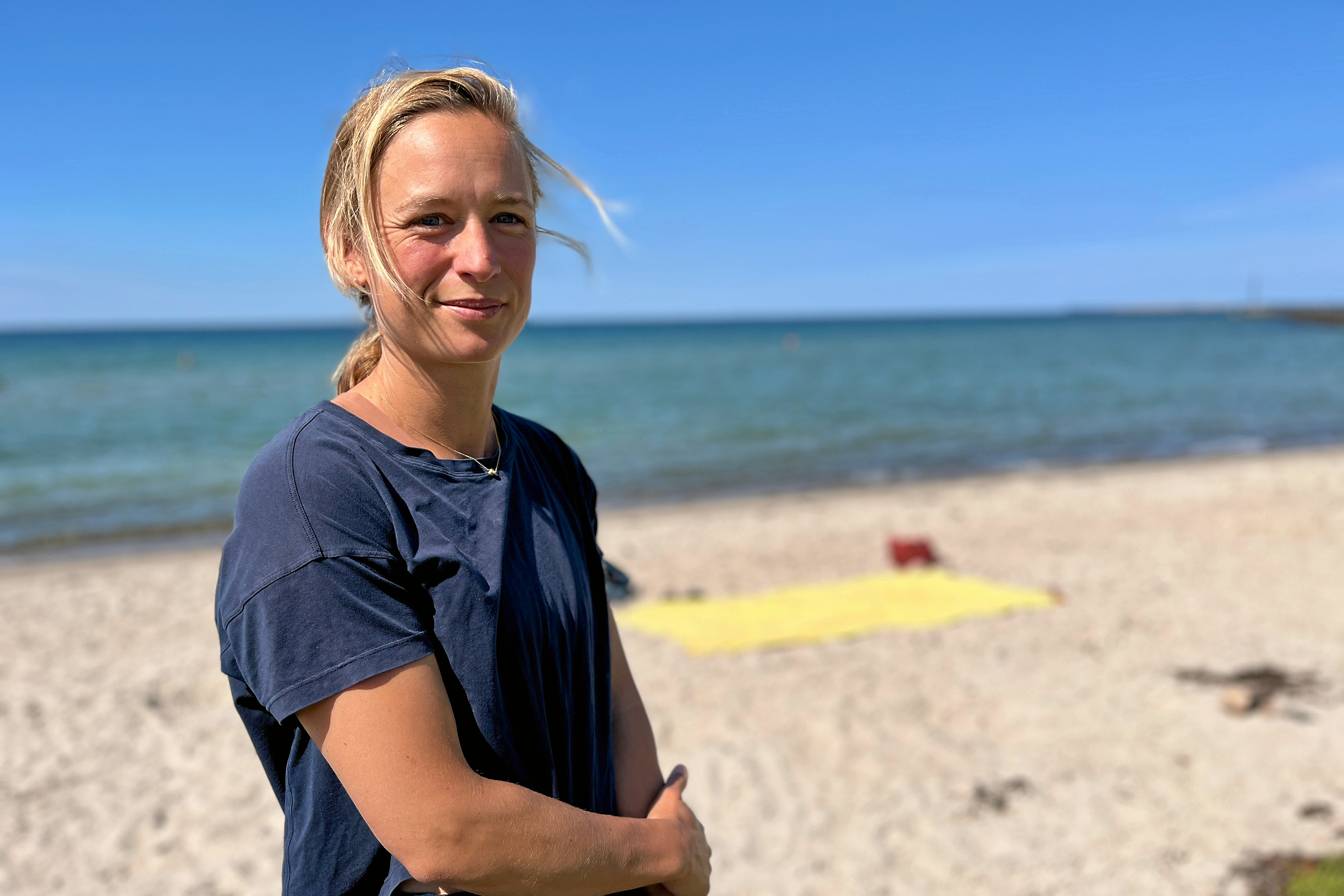 Sommerhusgæst Anne Sofie Thiesson er bekymret for, om spildevandsanlægget ved Mullerup Havn kan klare presset i spidsbelastningsperioder. Naboerne til stranden har flere gange oplevet hændelser, som de mistænker anlægget for at være skyld i.