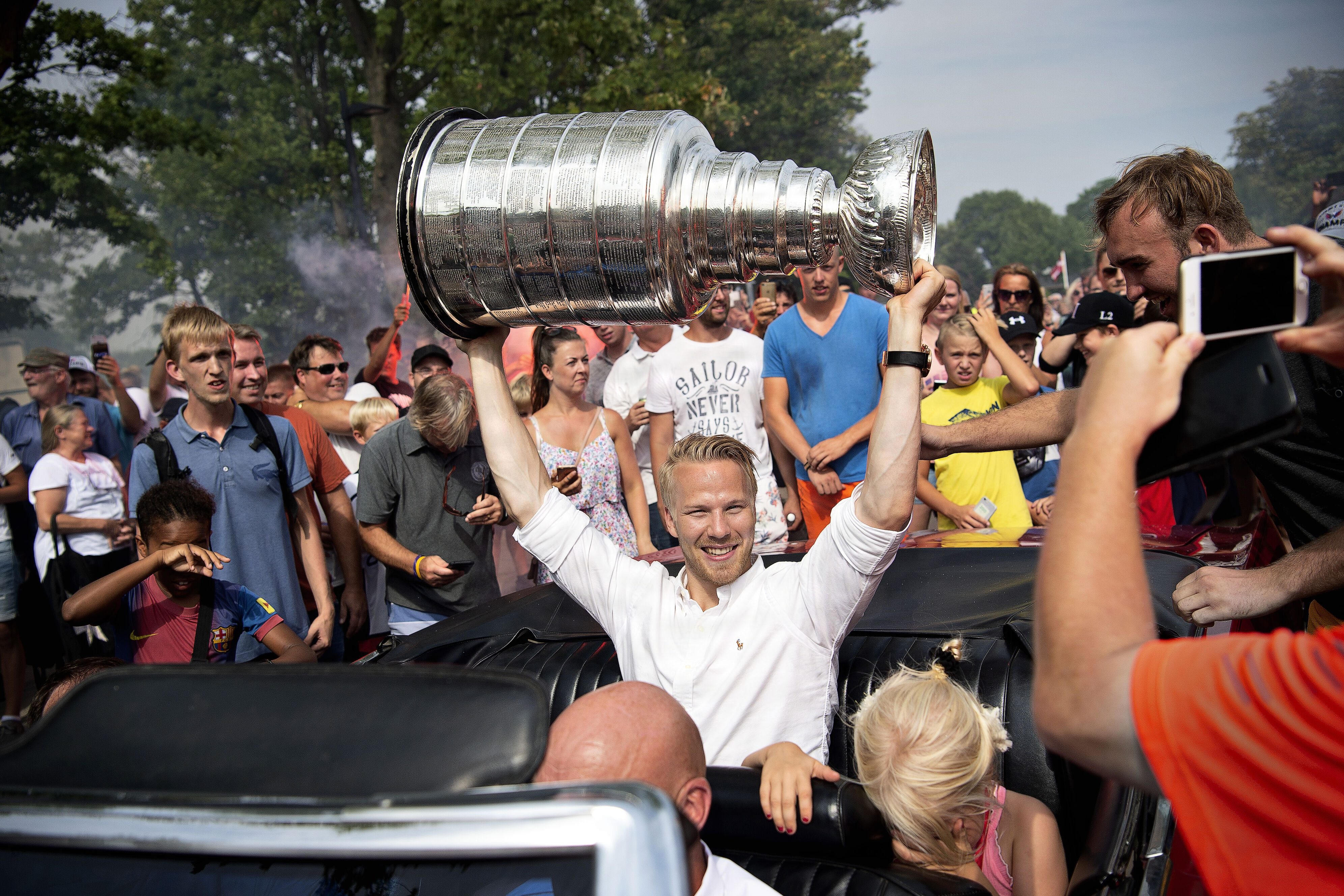 Lars Eller havde Stanley Cup-trofæet forbi Rødøvre, efter at han vandt NHL med Washington Capitals i 2018. Phil Pritchard var også med i Danmark, hvilket var første gang, at trofæet var i Danmark. (Arkivfoto).