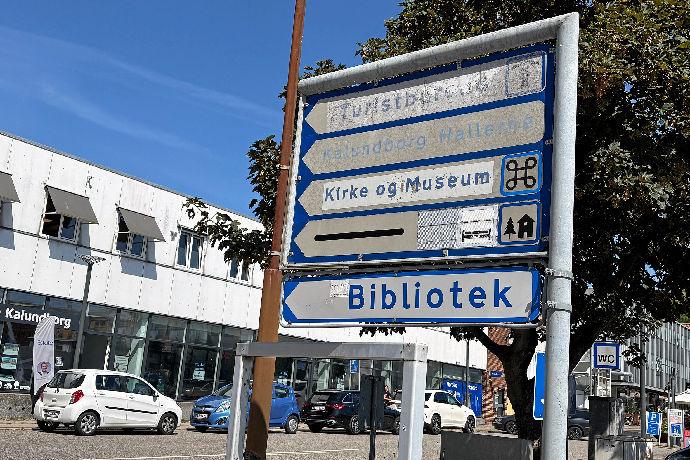 Formanden for Kalundborg Turistforening, Hans-Henrik Nielsen er meget begejstret for de nye, lyserøde skilte, der viser vej til gågaden. Mindre imponeret er han over det øverste skilt her, som har været uaktuelt, siden turistinformationen flyttede til den nuværende adresse i Kordilgade. Han synes, at kommunen skulle tage at pille skiltet ned.
