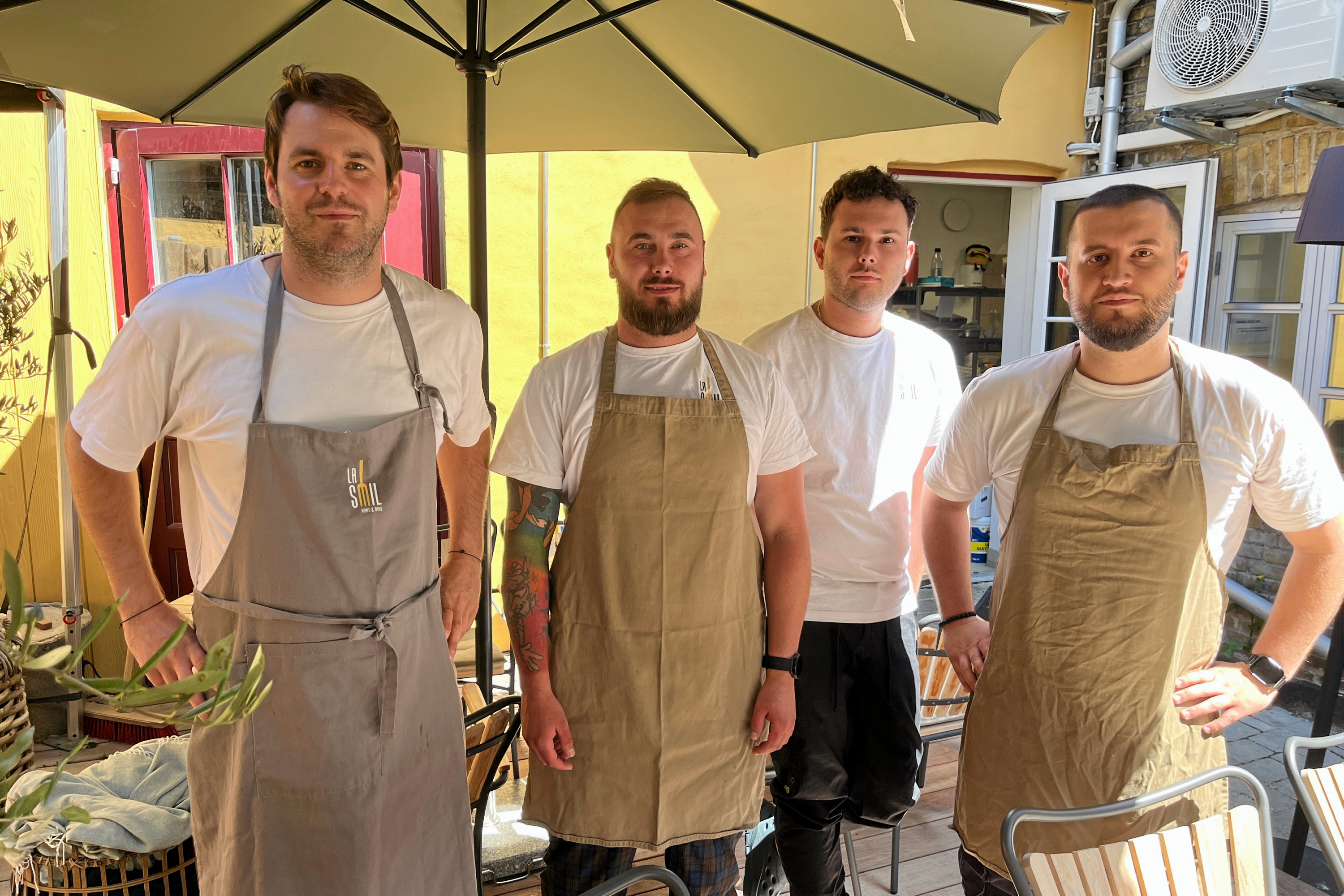 Tre ud af de fire kokke, der arbejder i køkkenet hos restaurant La Smil i Kalundborg, var tirsdag for en stund strandet i Svebølle, hvor det tog, de var med, blev ramt af en teknisk fejl.