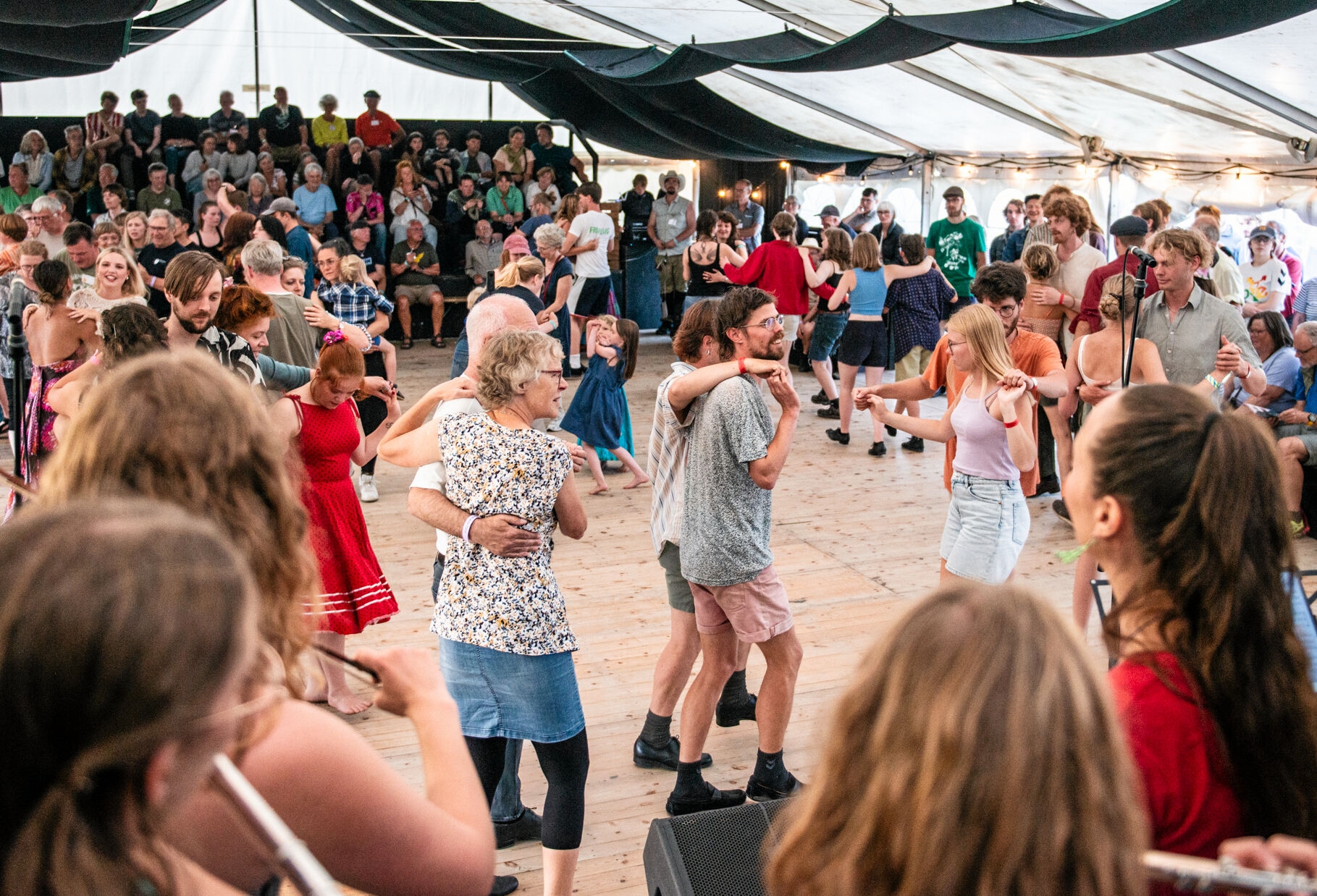 Der er rig mulighed for at kaste sig ud i folkedansen ved festivalen. - Franseska Mortensen Der er rig mulighed for at kaste sig ud i folkedansen ved festivalen.